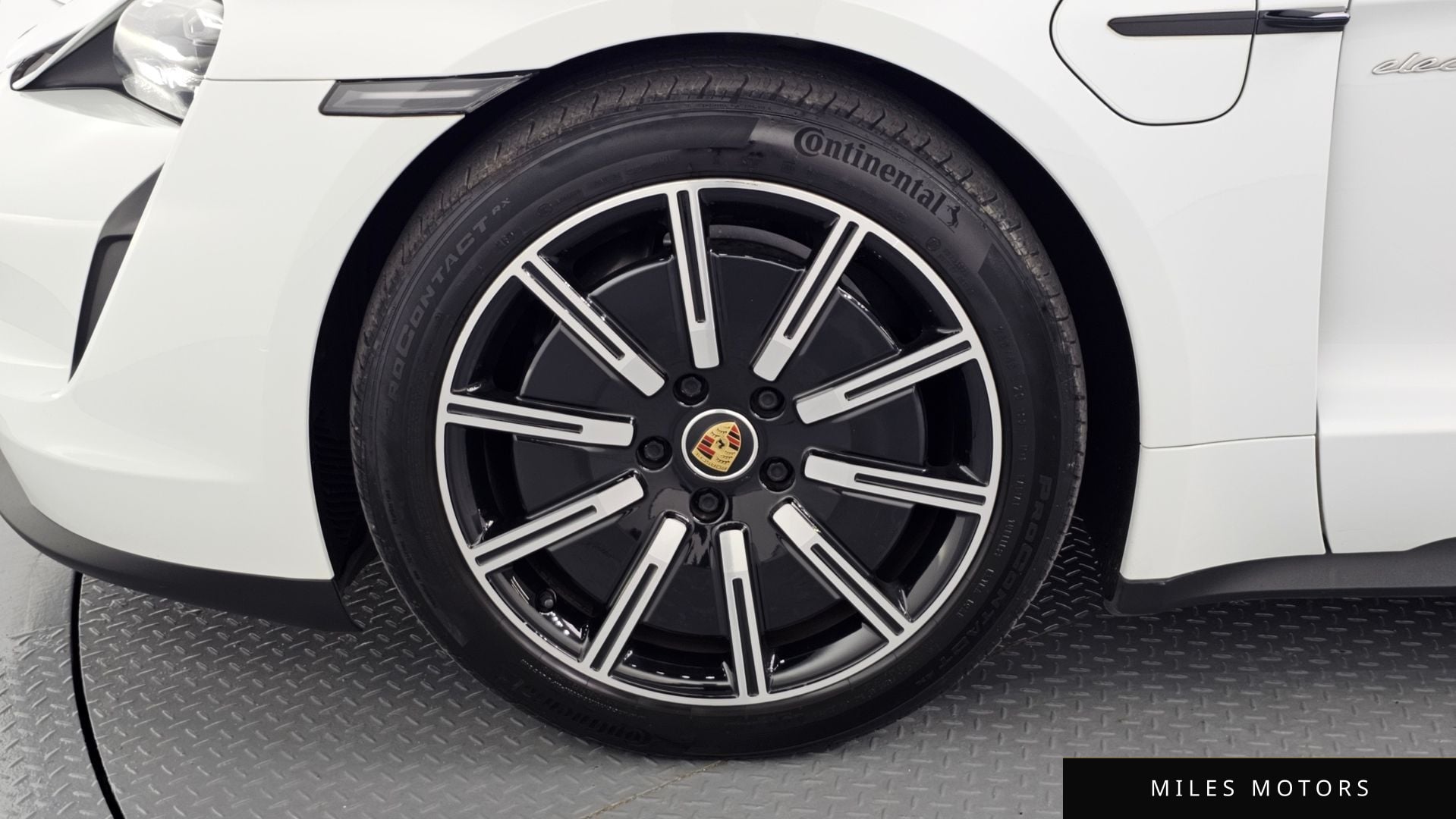 Porsche Taycan 2022 — миниатюра 5