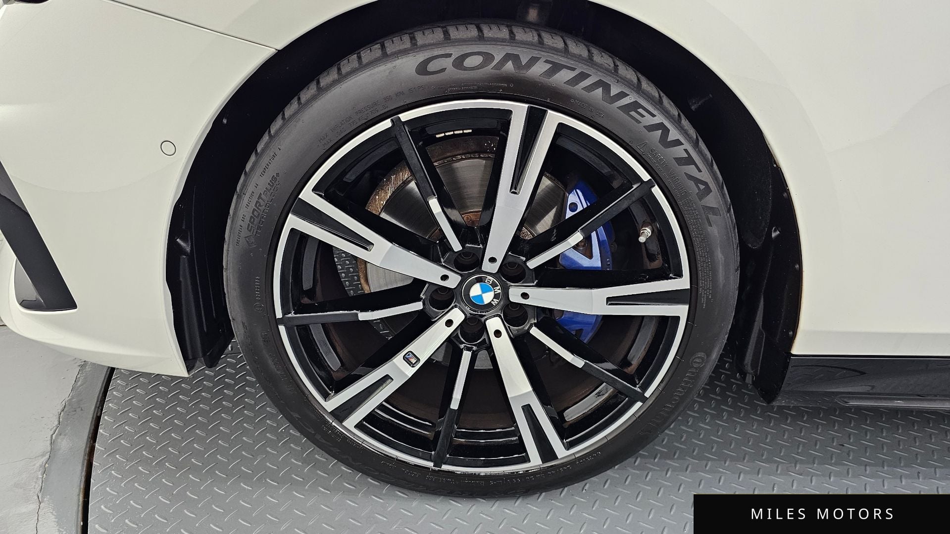 BMW 5 Series (G60) 2024 — миниатюра 5