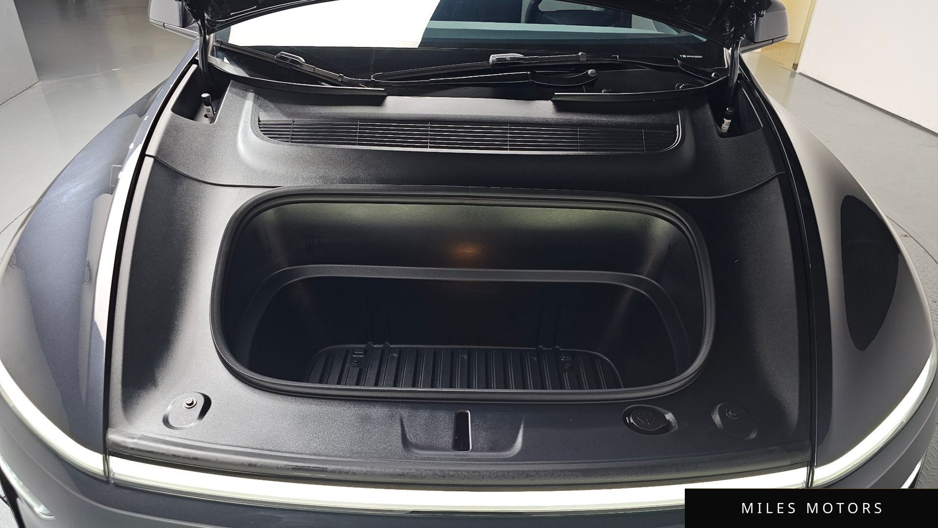 Tesla Model Y 2025 — миниатюра 5