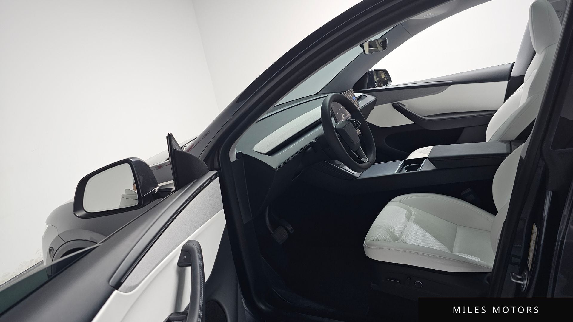 Tesla Model Y 2025 — миниатюра 12