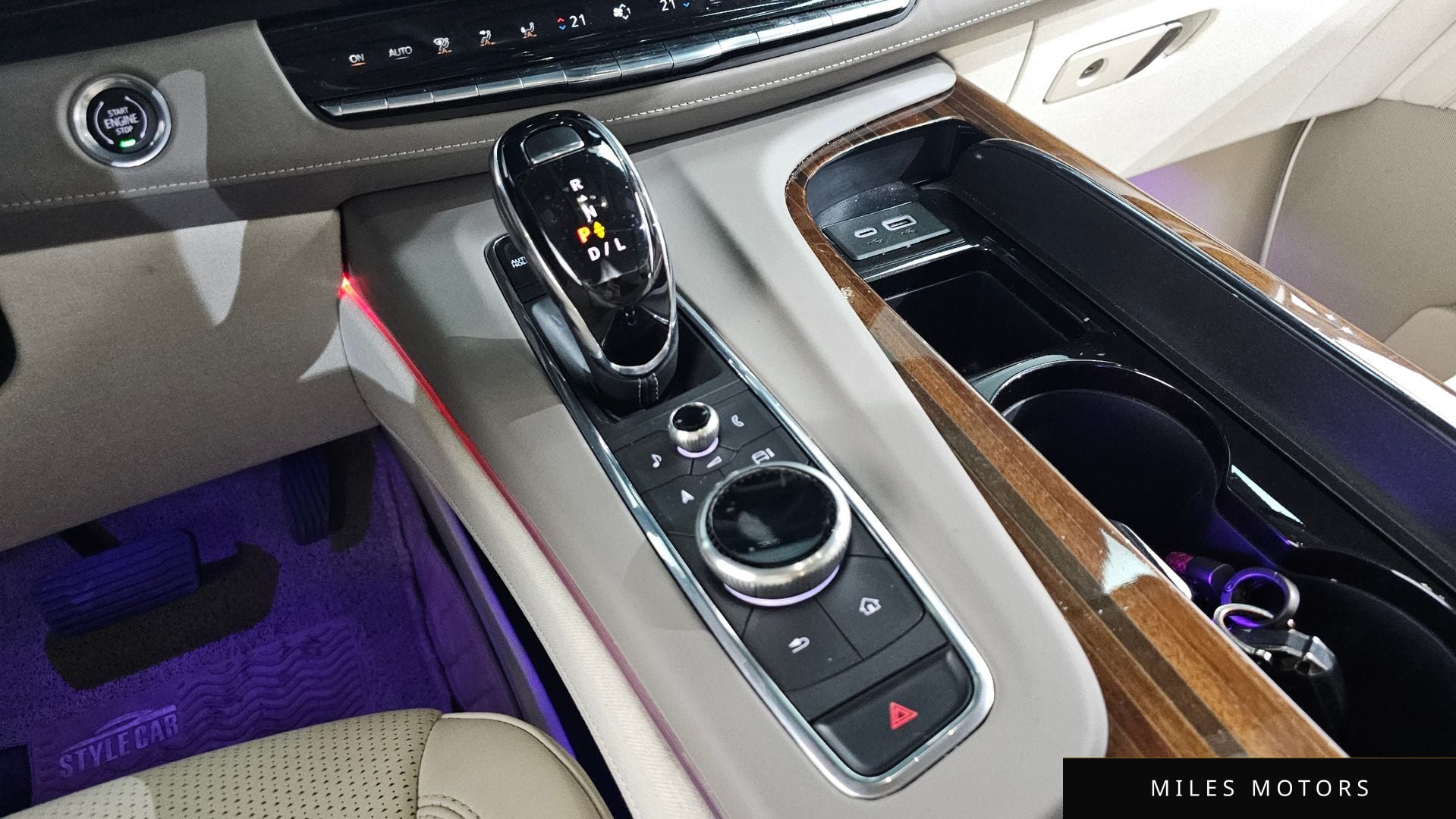 Cadillac Escalade 2023 — миниатюра 12