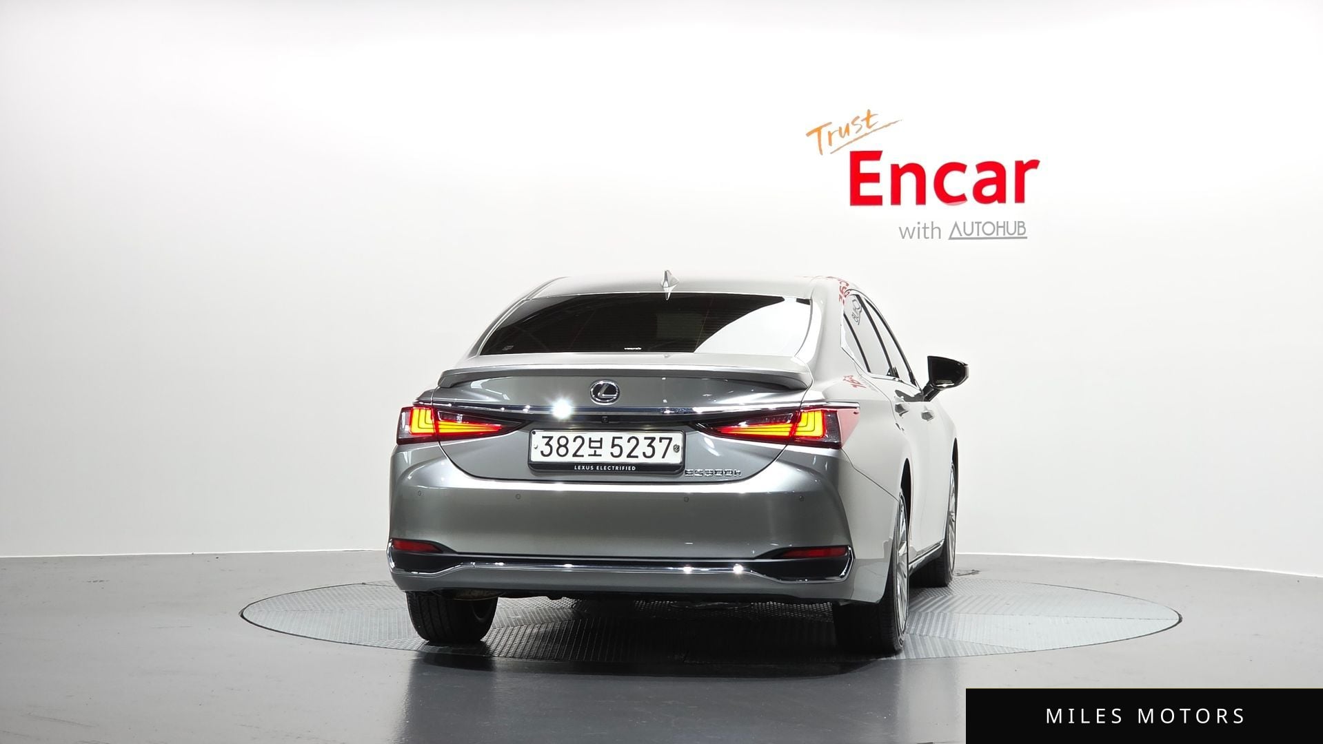 Лексус ES300h 2023 — миниатюра 4