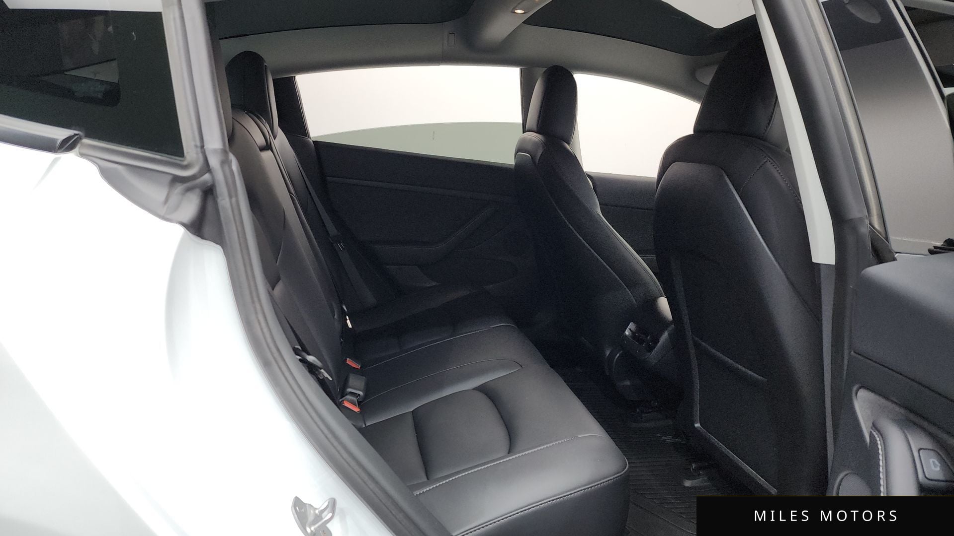 Tesla Model 3 2022 — миниатюра 11