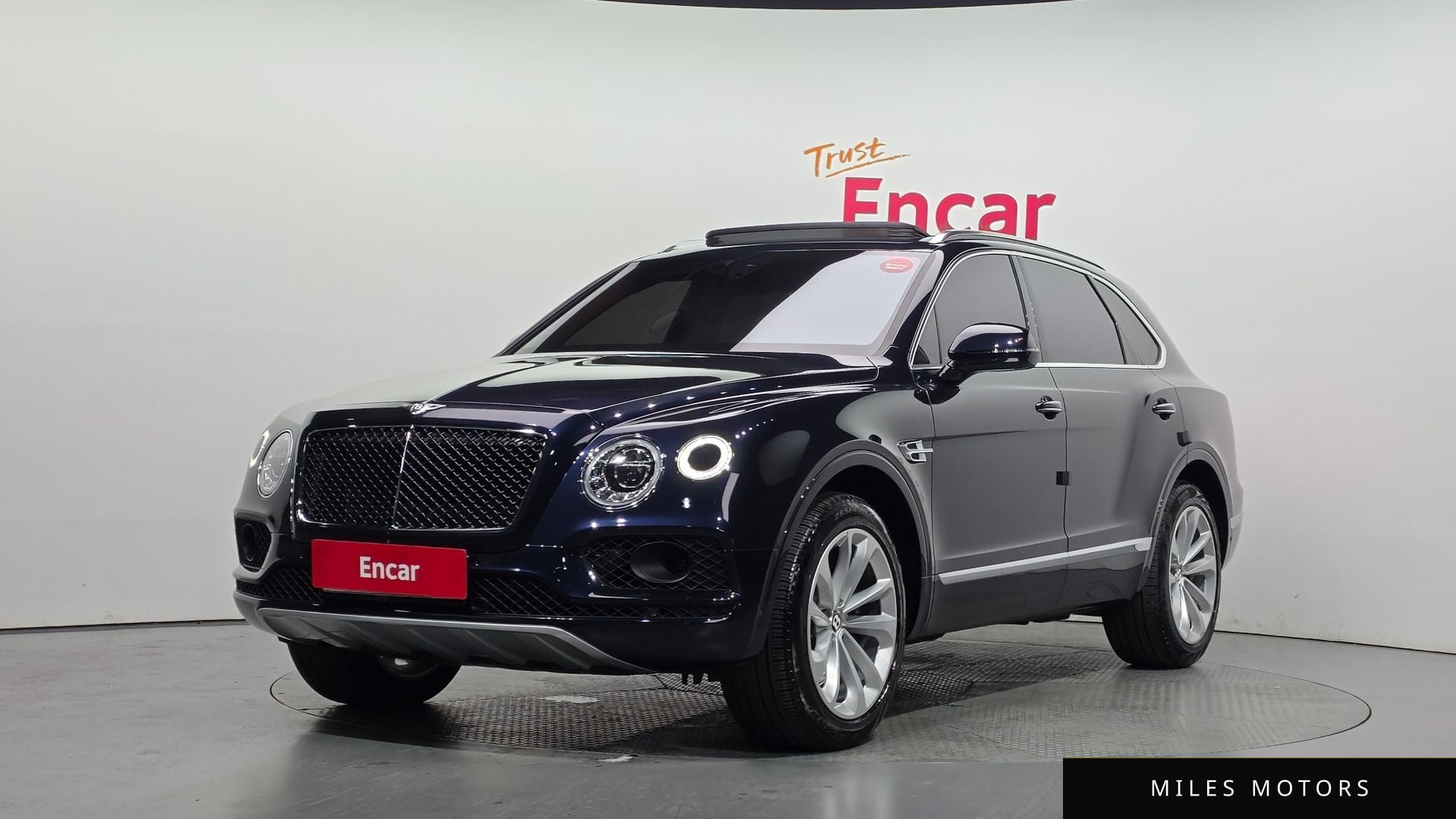 Bentley Bentayga 2019 — фото 1 из 12