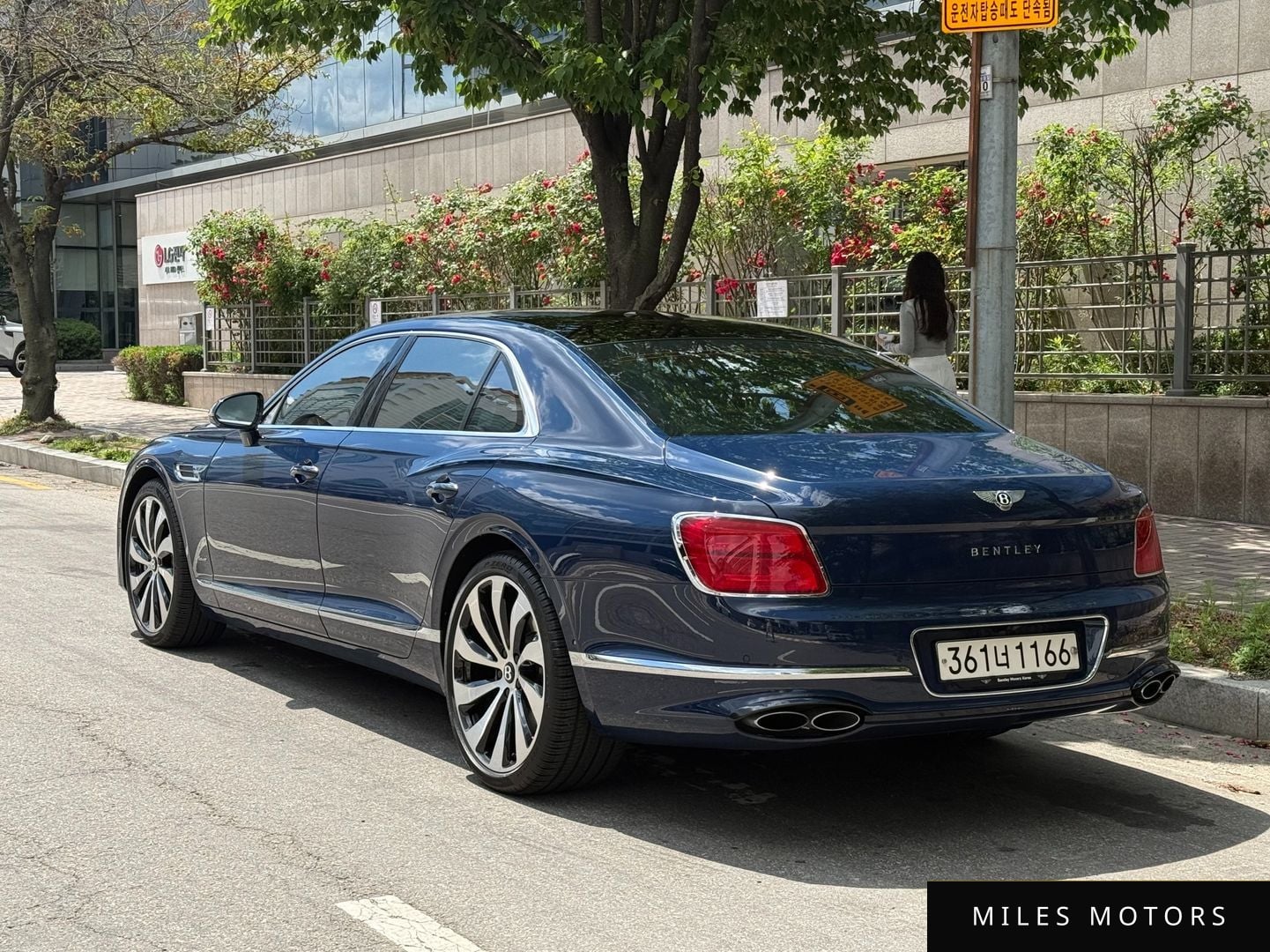 Bentley Flying Spur 2023 — миниатюра 2