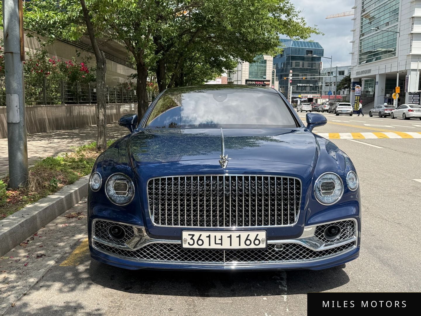 Bentley Flying Spur 2023 — миниатюра 3