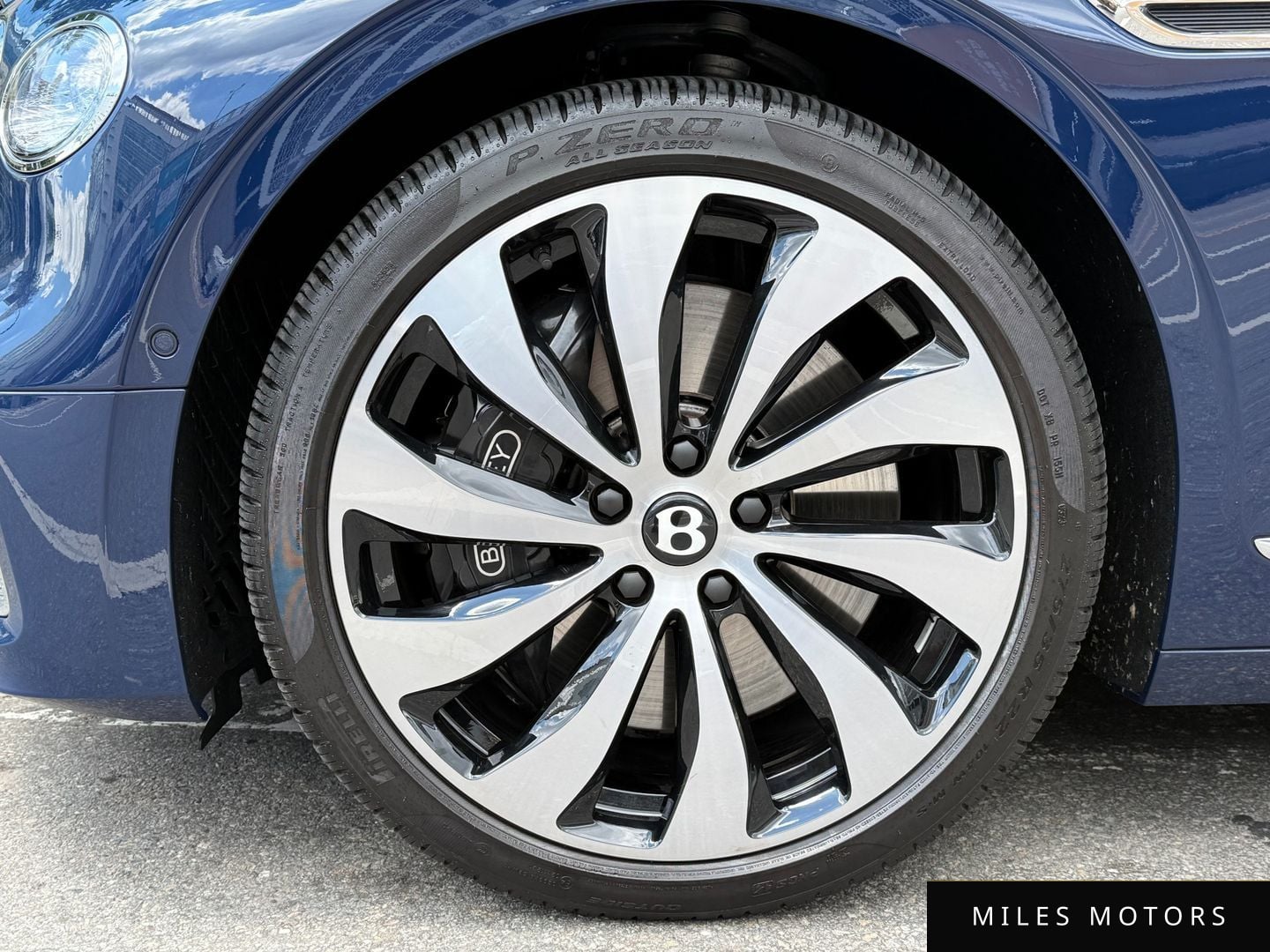 Bentley Flying Spur 2023 — миниатюра 5