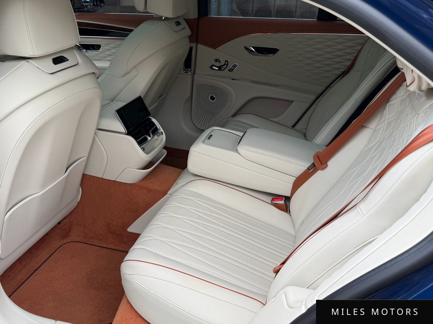 Bentley Flying Spur 2023 — миниатюра 10