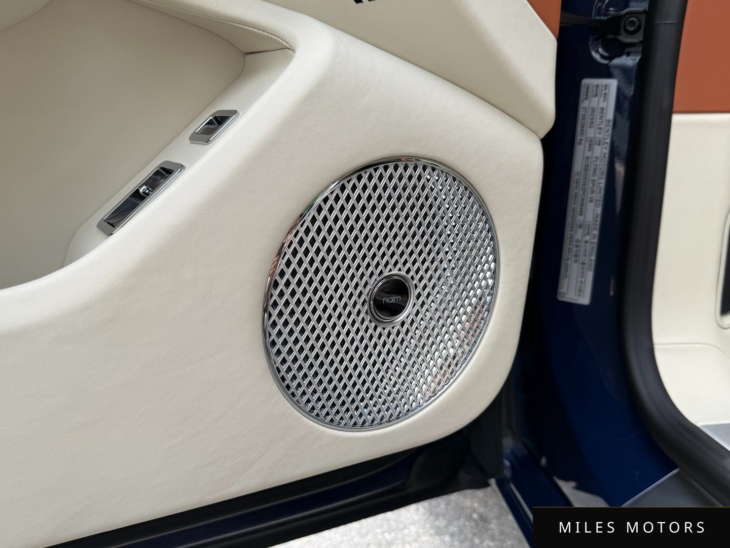 Bentley Flying Spur 2023 — миниатюра 11