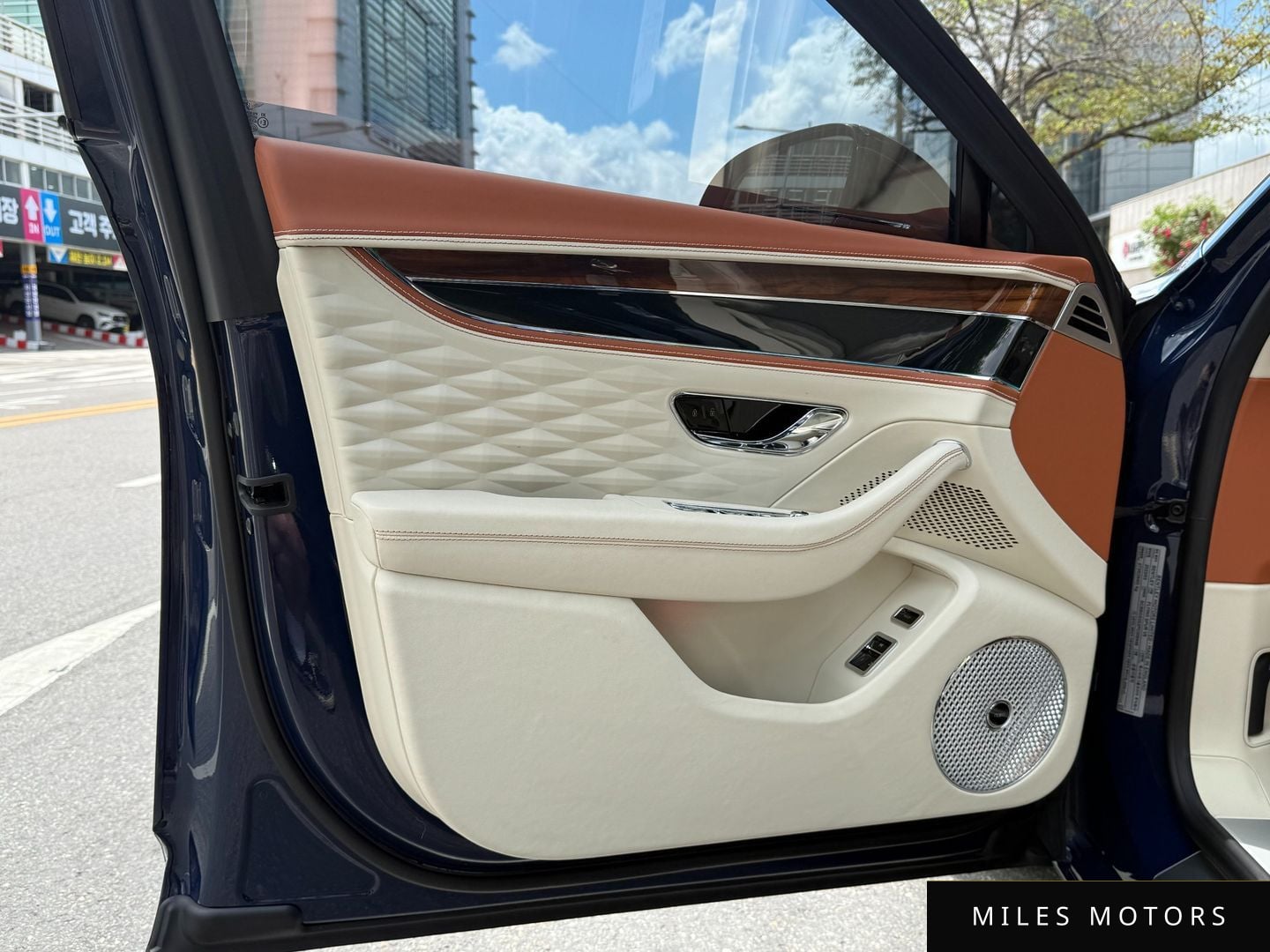 Bentley Flying Spur 2023 — миниатюра 12