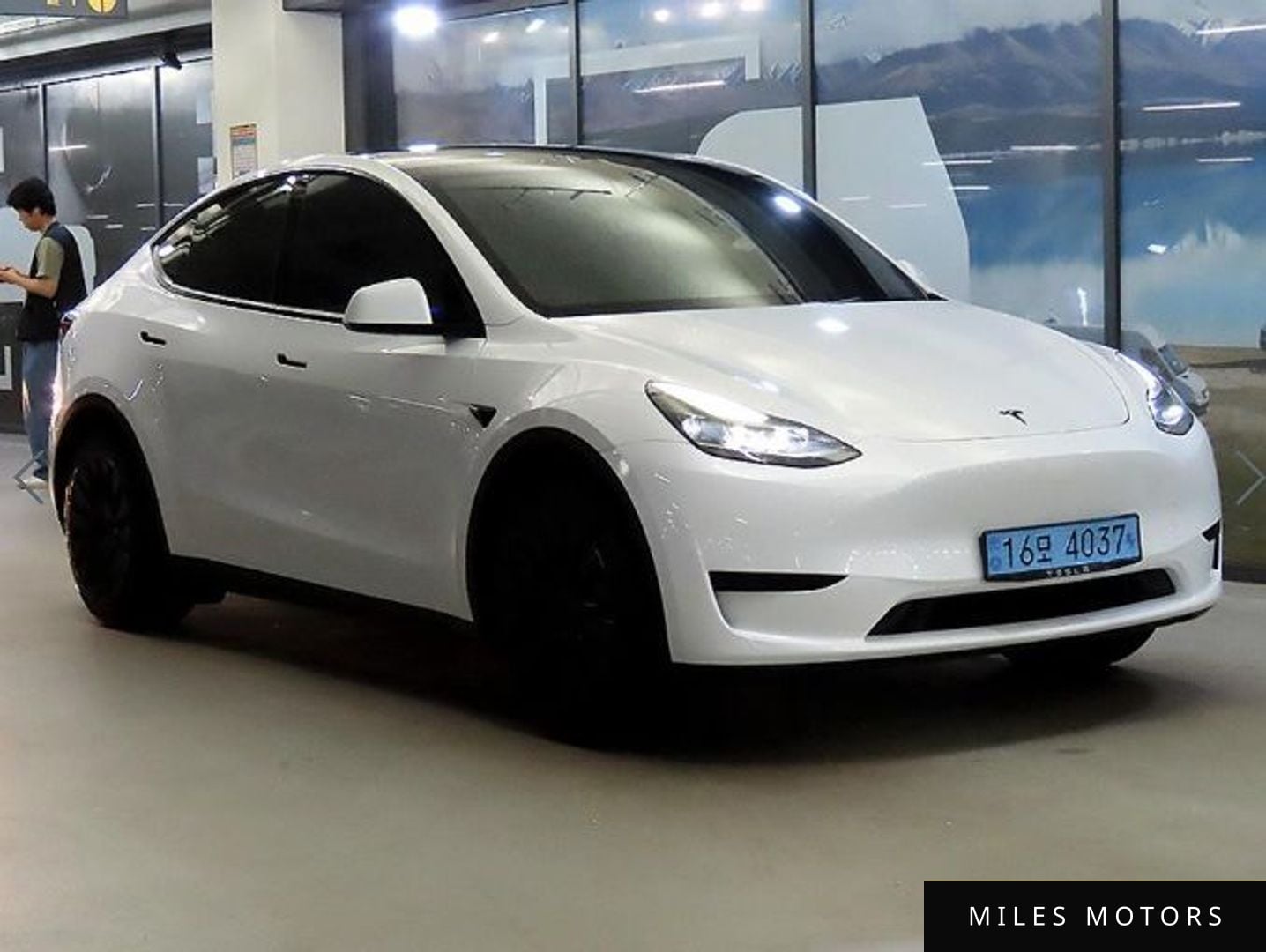 Tesla Model Y 2023 — миниатюра 2