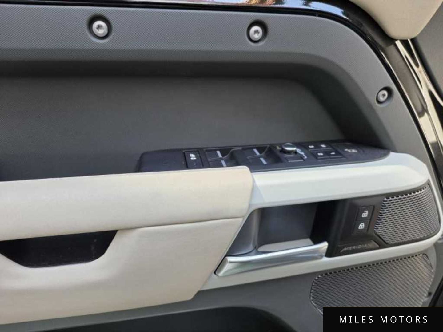 Land Rover Defender 2023 — миниатюра 12