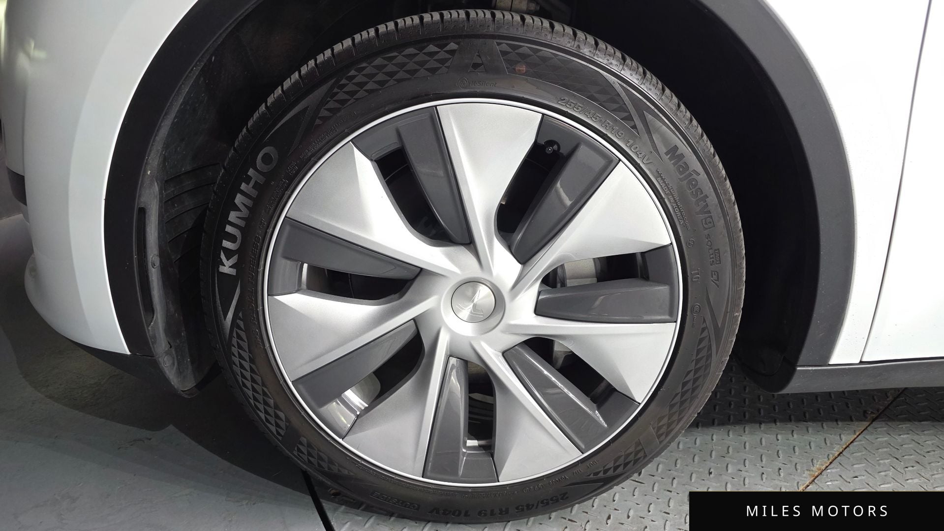 Tesla Model Y 2024 — миниатюра 5