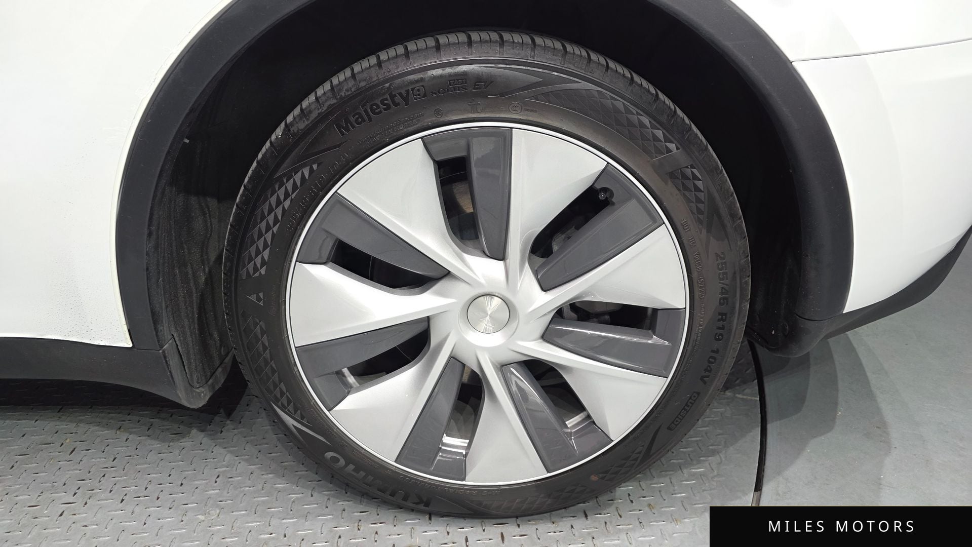 Tesla Model Y 2024 — миниатюра 7
