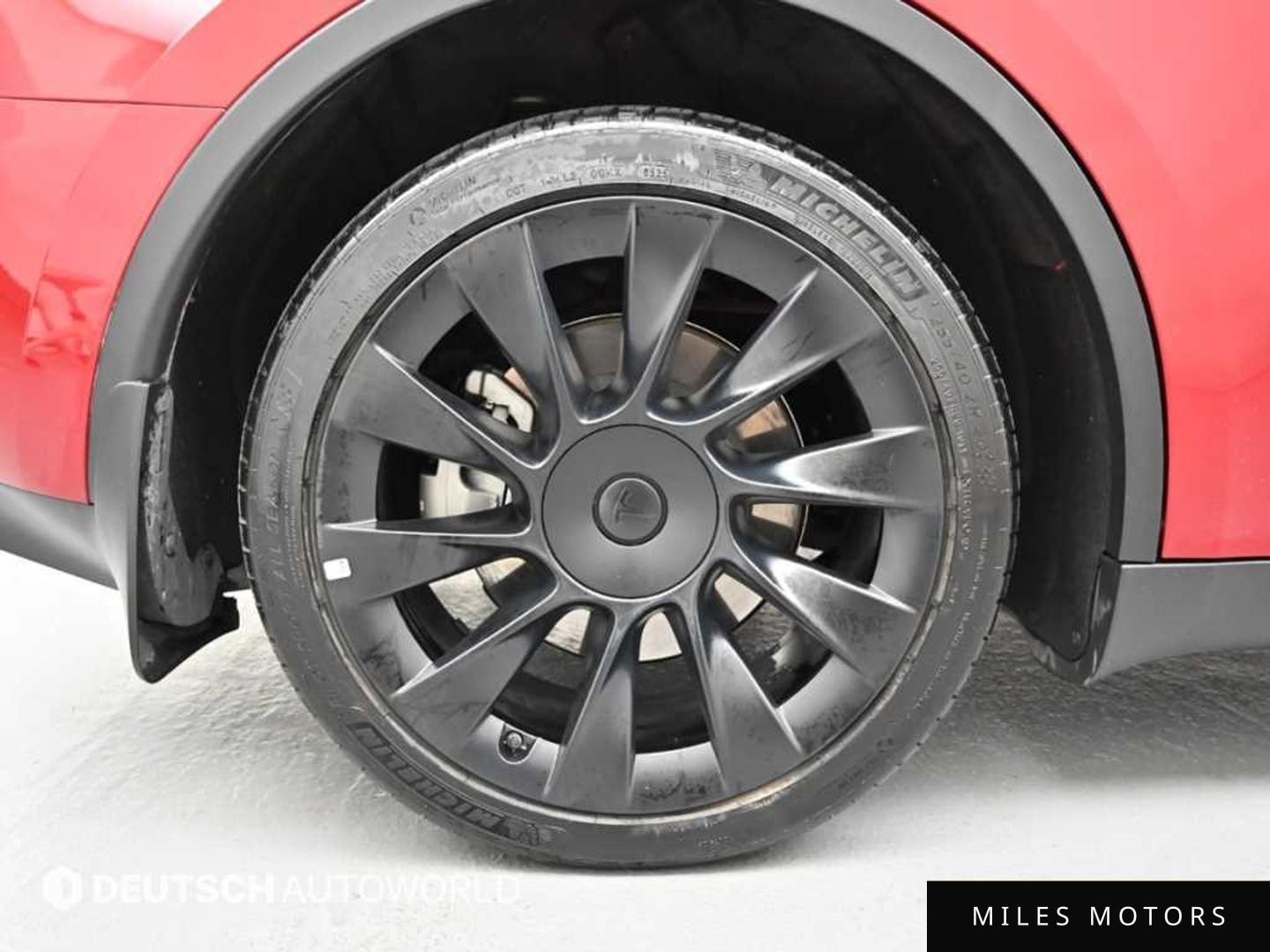 Tesla Model Y 2023 — миниатюра 5
