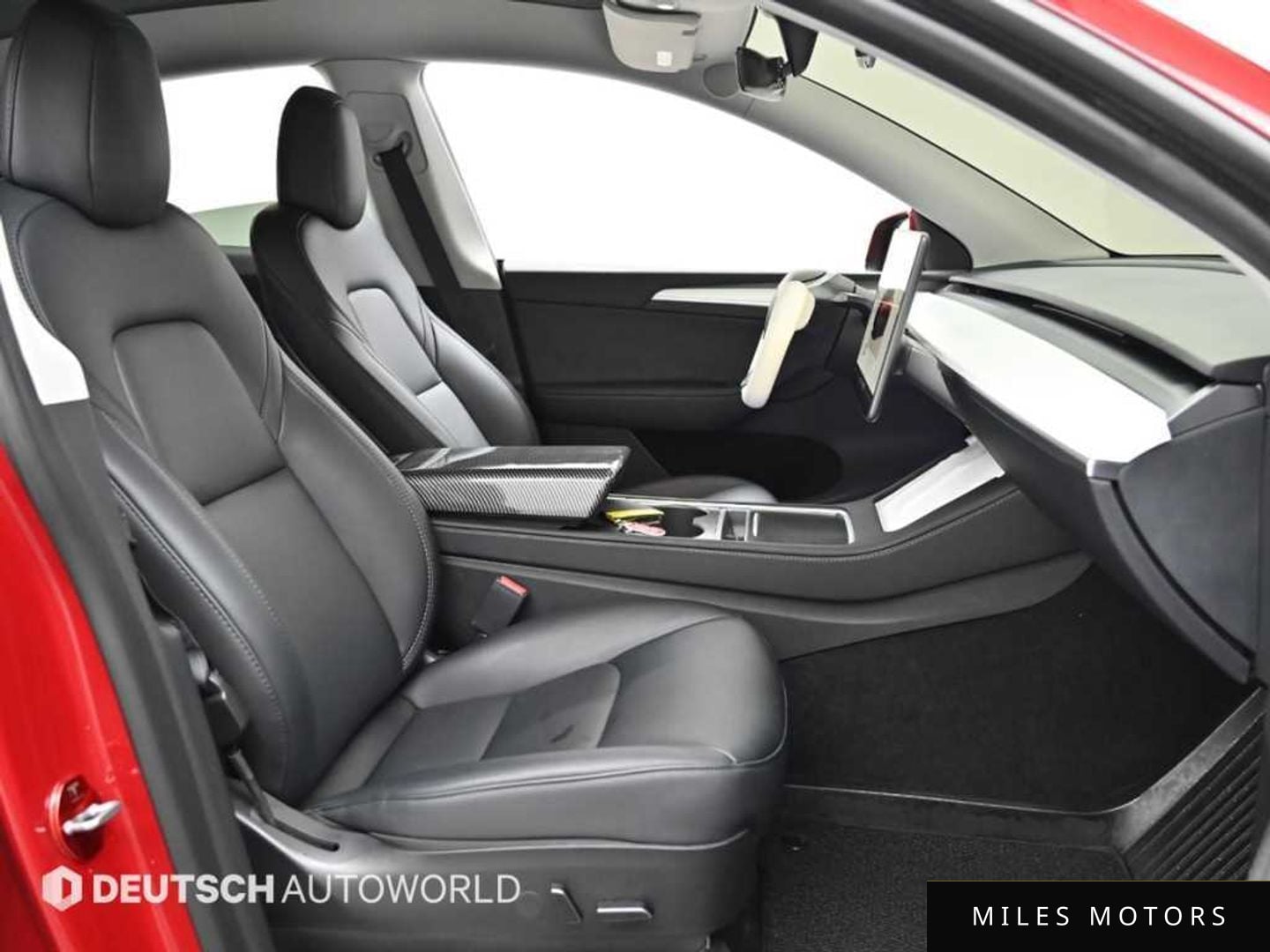 Tesla Model Y 2023 — миниатюра 10