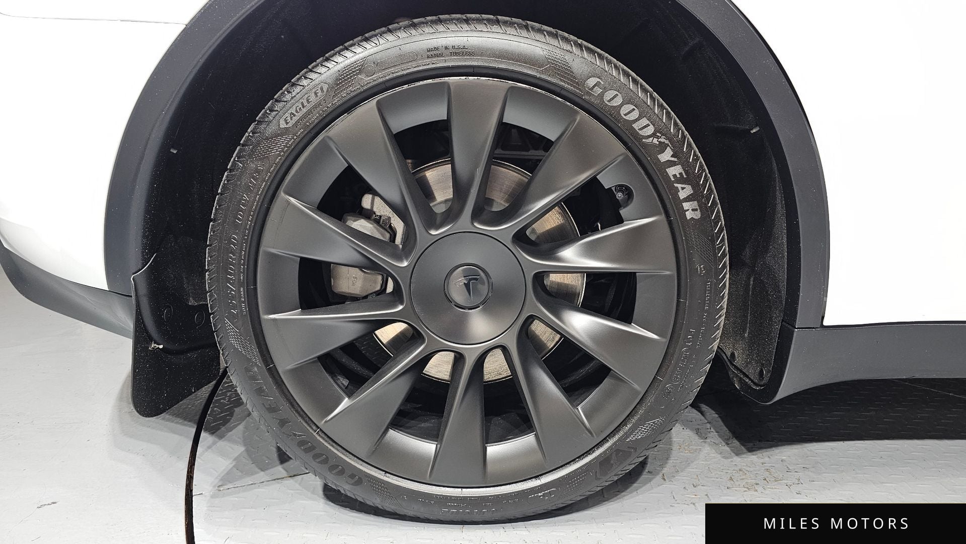 Tesla Model Y 2024 — миниатюра 5