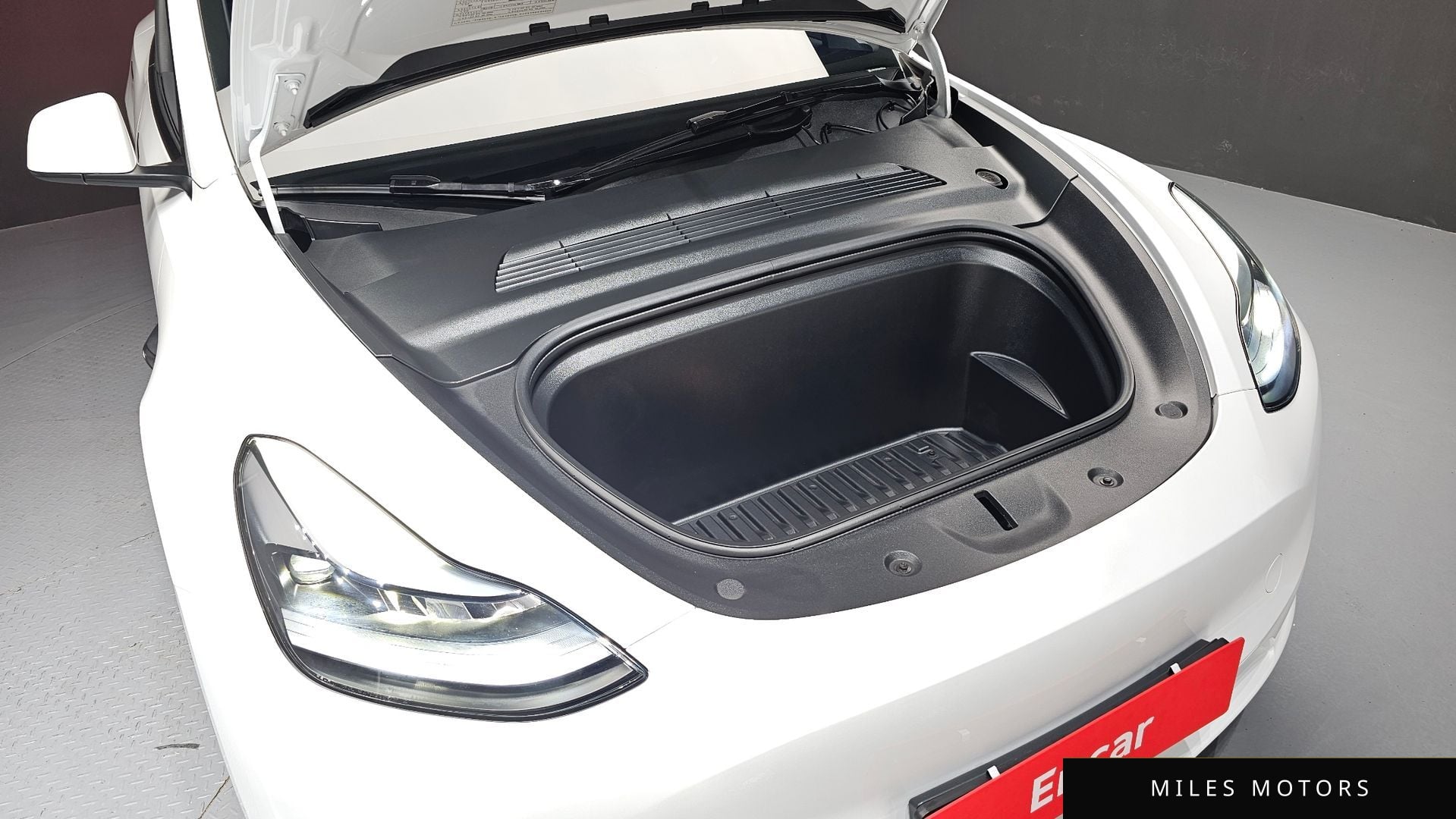 Tesla Model Y 2024 — миниатюра 6