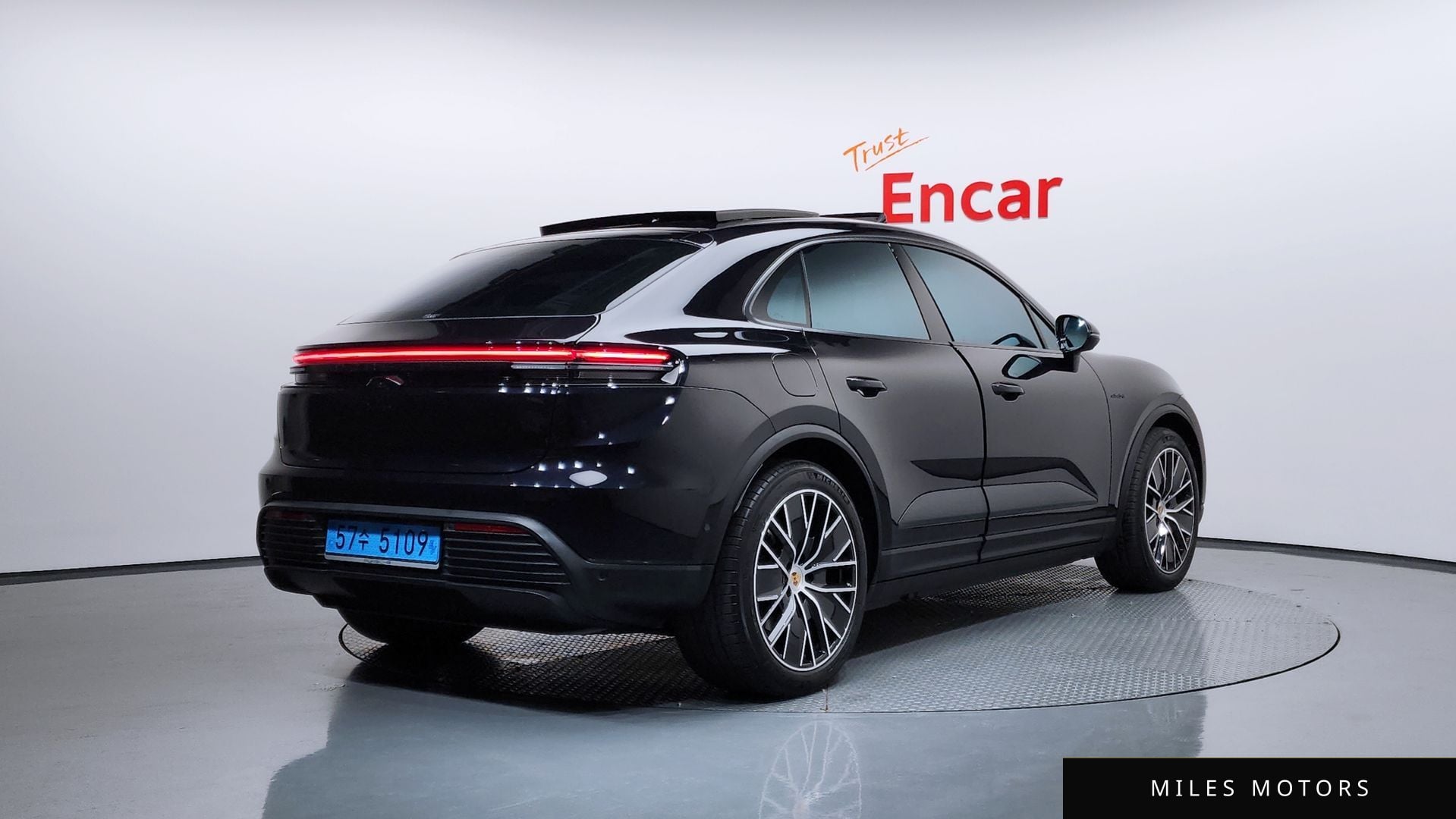 Porsche Macan 2025 — миниатюра 2