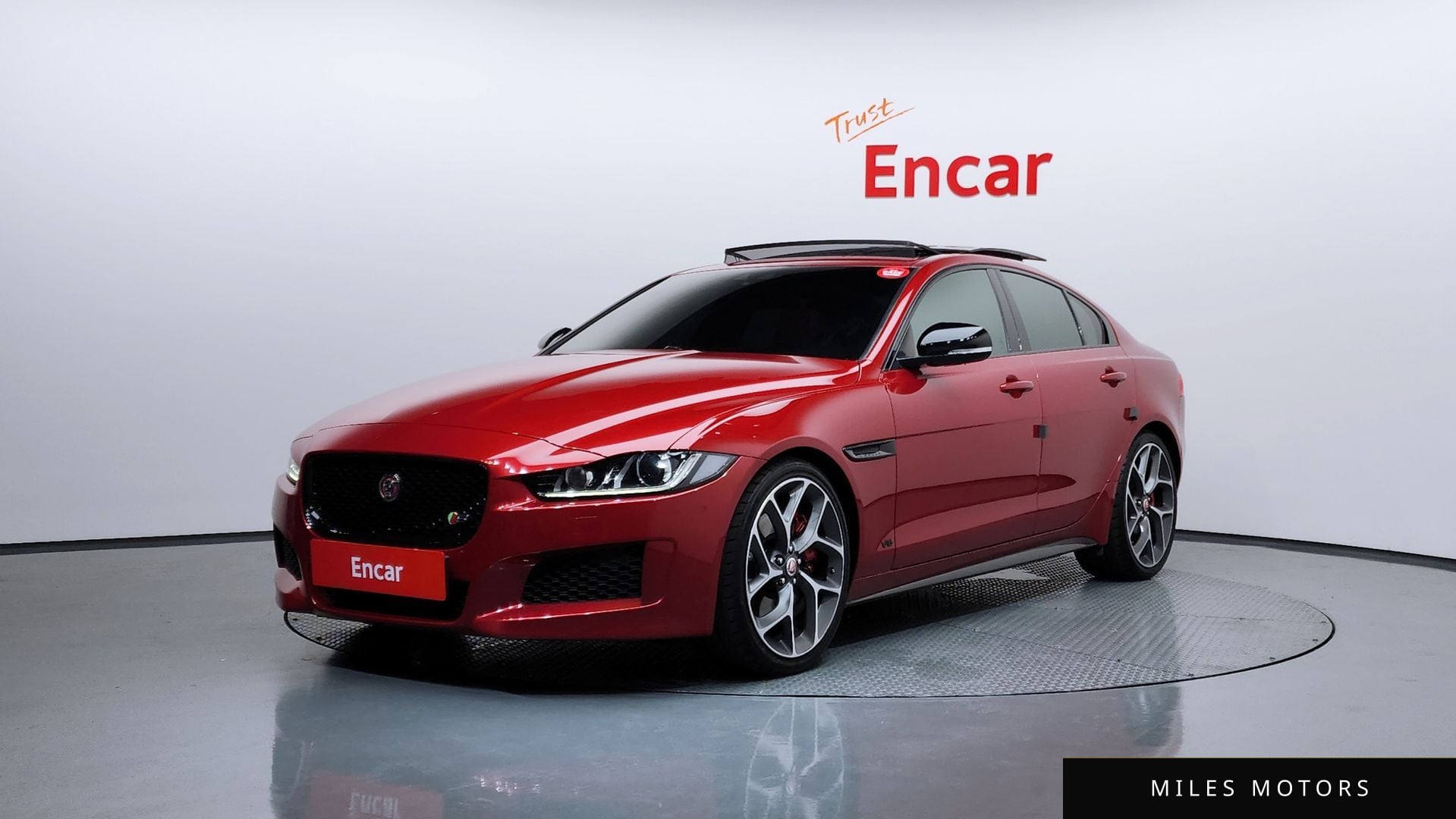 Jaguar XE 2019 — фото 1 из 12
