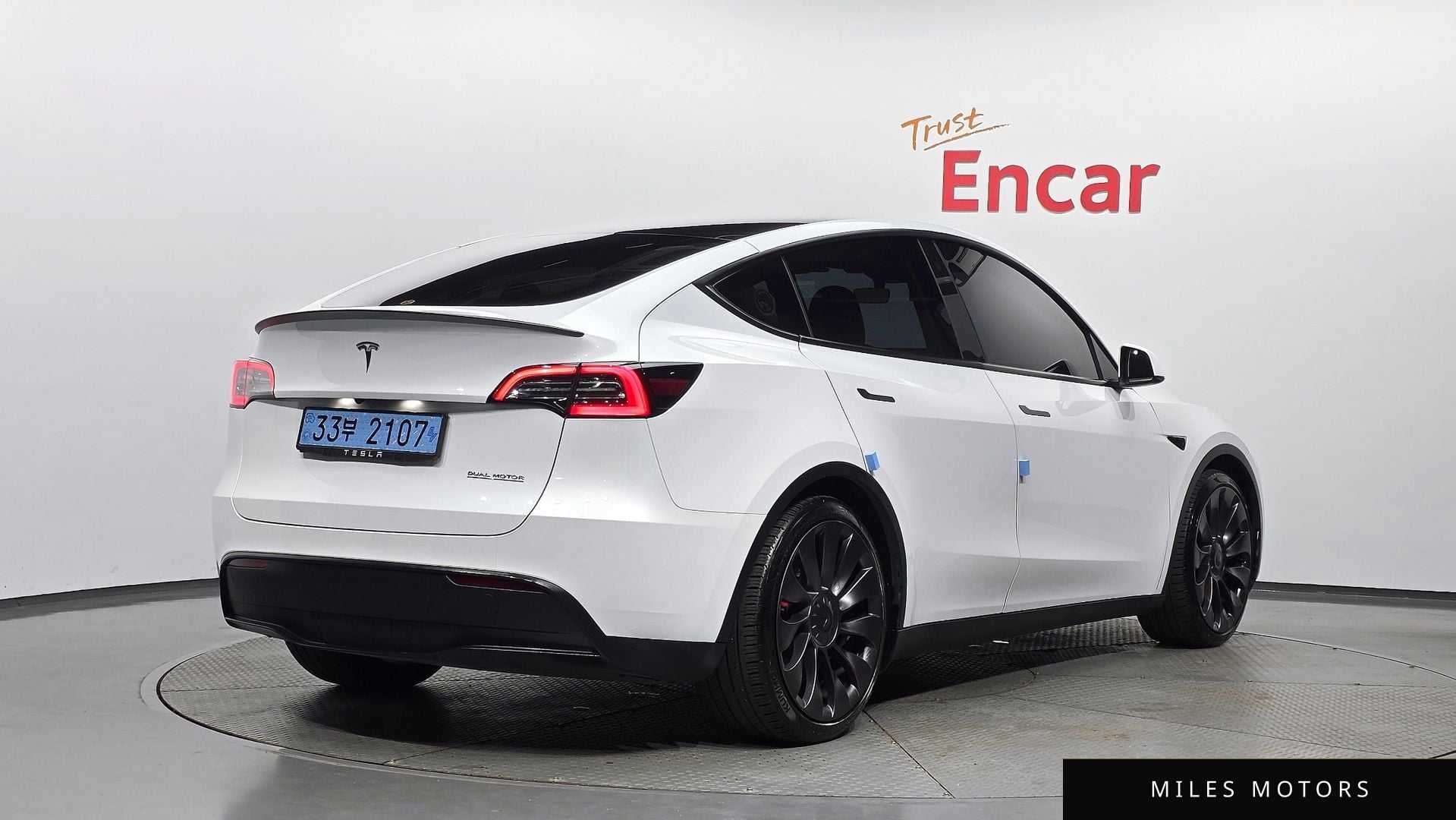 Tesla Model Y 2023 — миниатюра 2