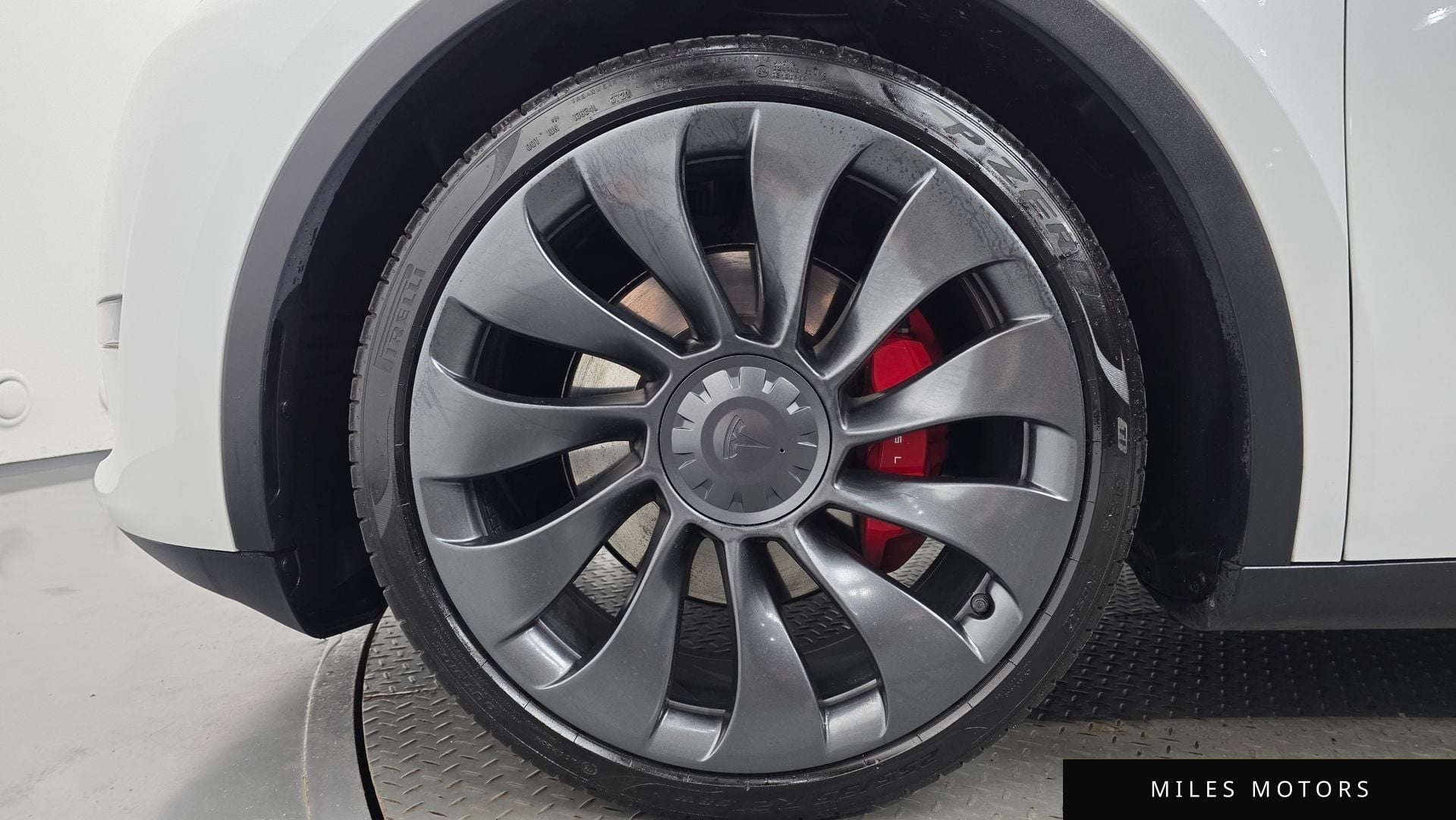 Tesla Model Y 2023 — миниатюра 5