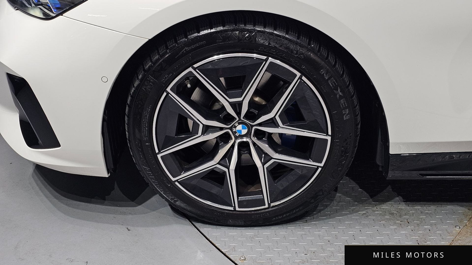 BMW 5 Series (G60) 2024 — миниатюра 5