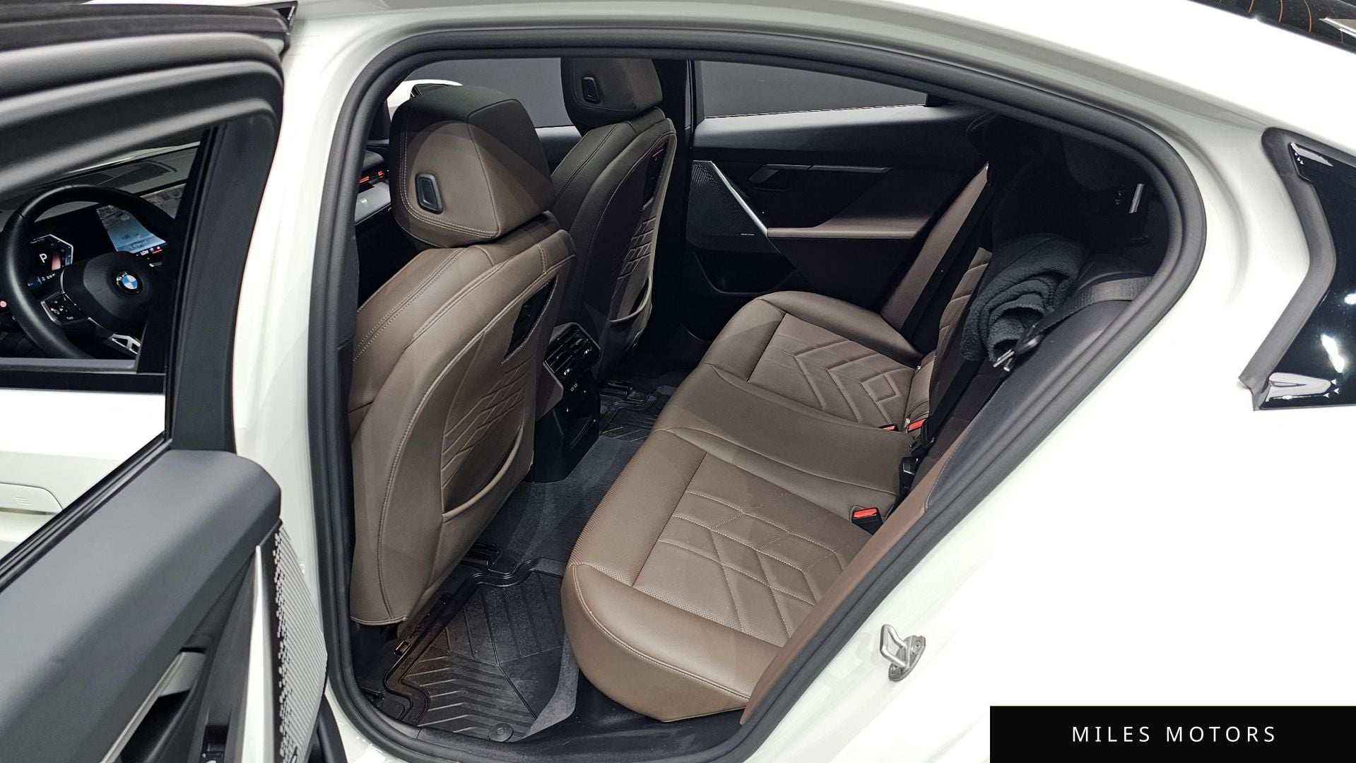 BMW 5 Series (G60) 2024 — миниатюра 11