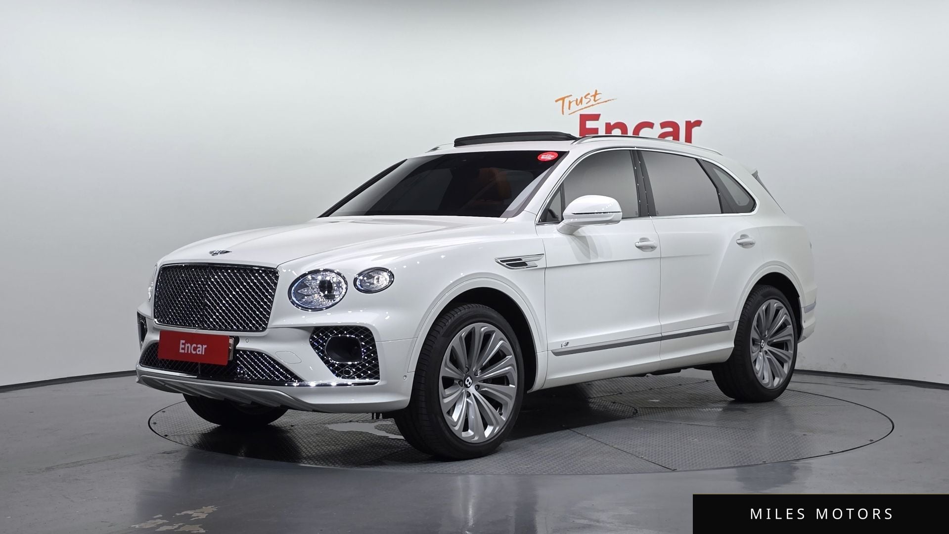 Bentley Bentayga 2022 — фото 1 из 12