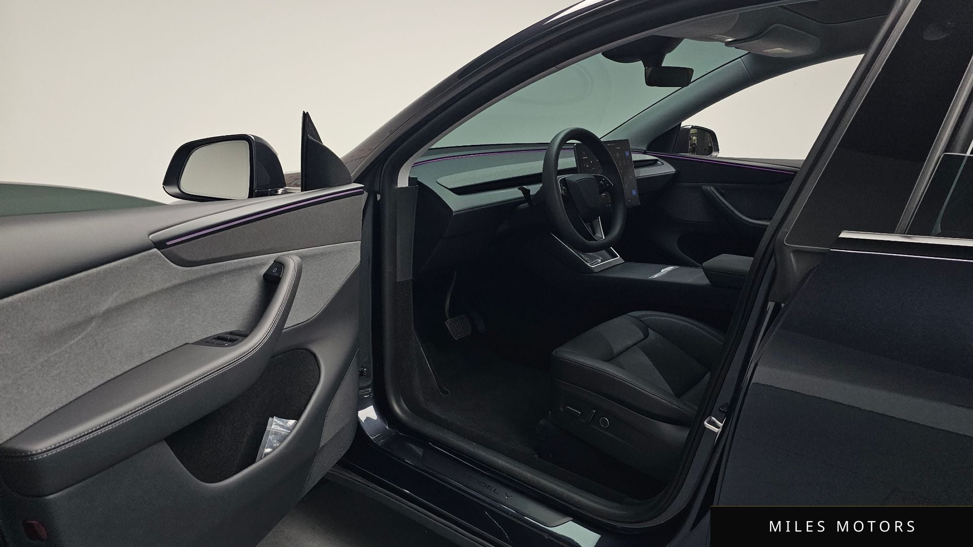 Tesla Model Y 2025 — миниатюра 12