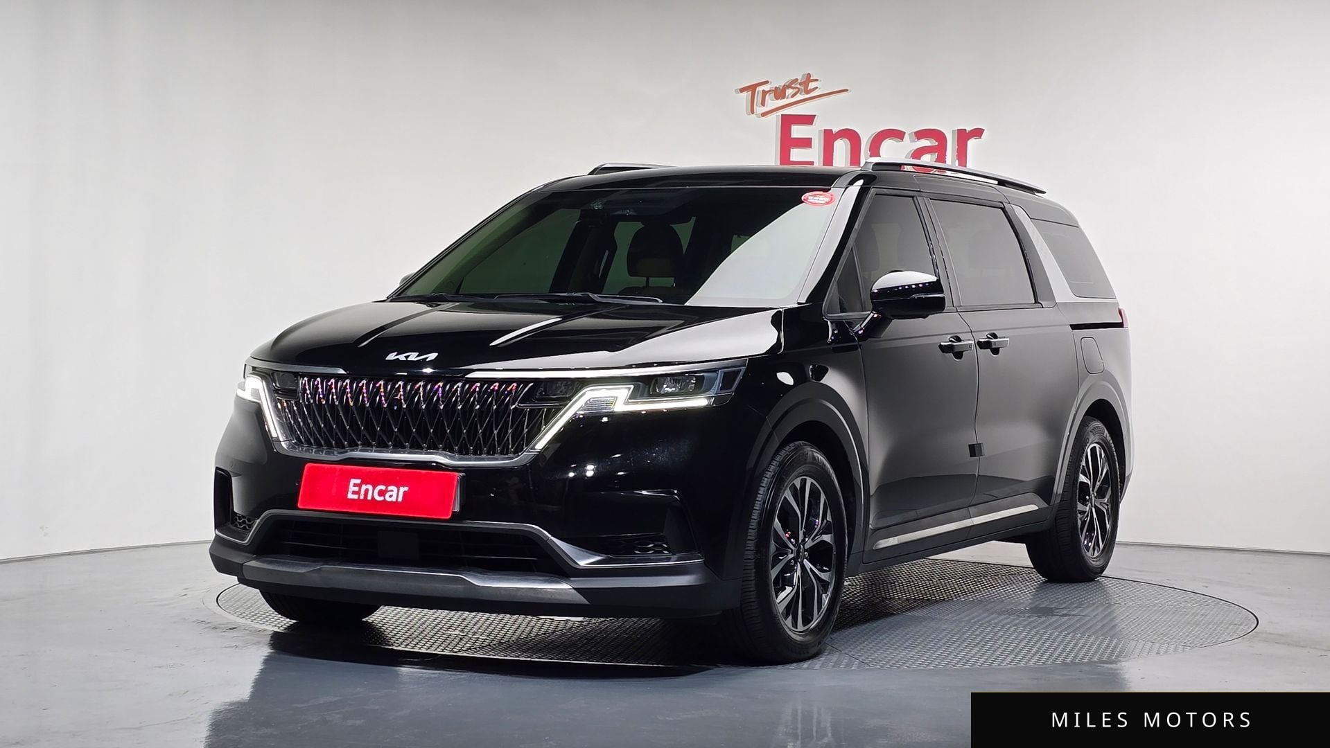 Kia Carnival 2023 — фото 1 из 12