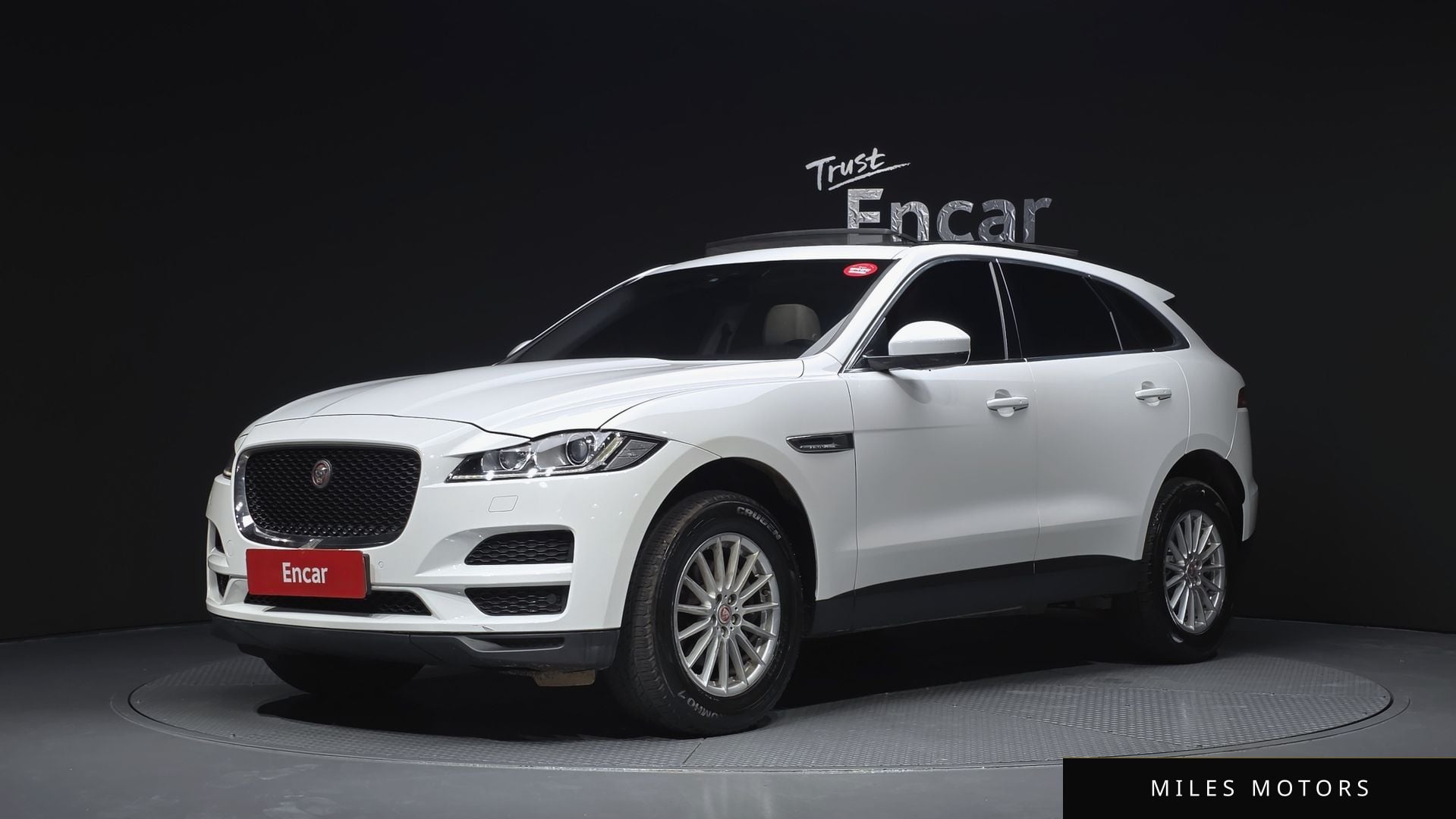 Jaguar F-PACE 2018 — фото 1 из 12
