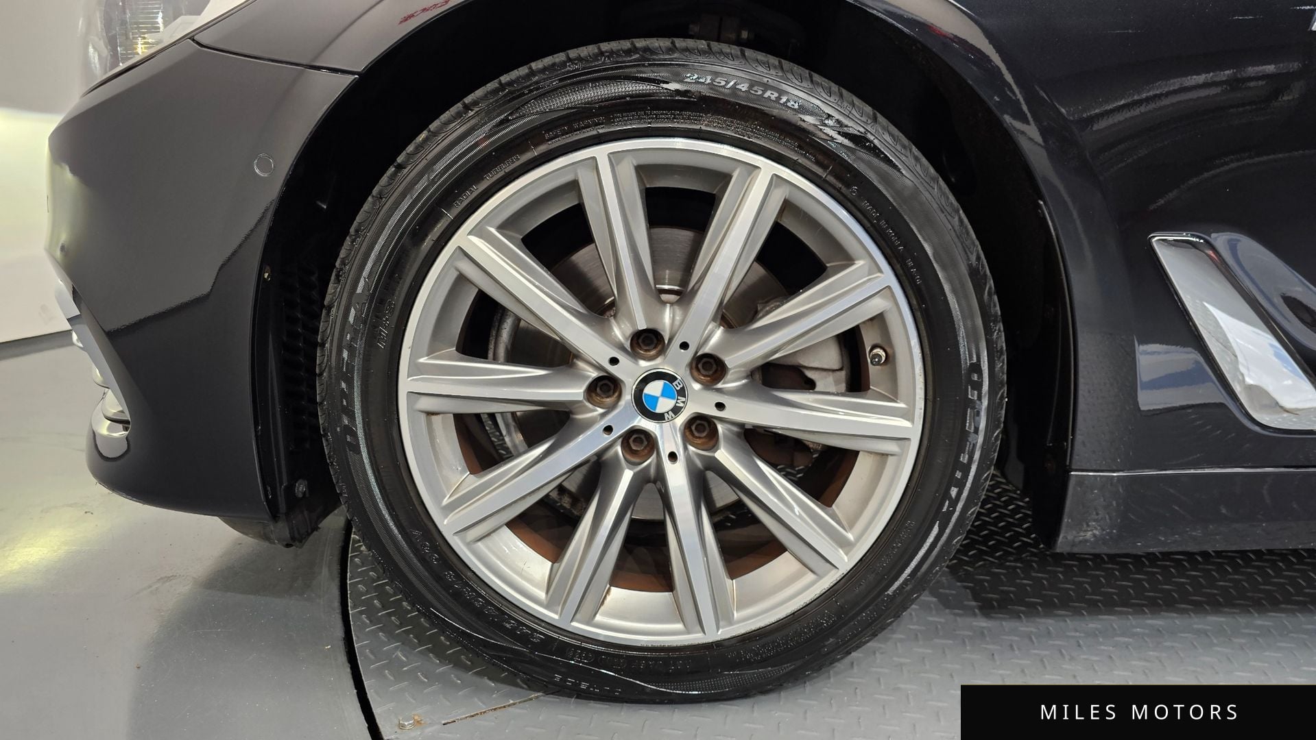 BMW 5 Series (G30) 2018 — миниатюра 5