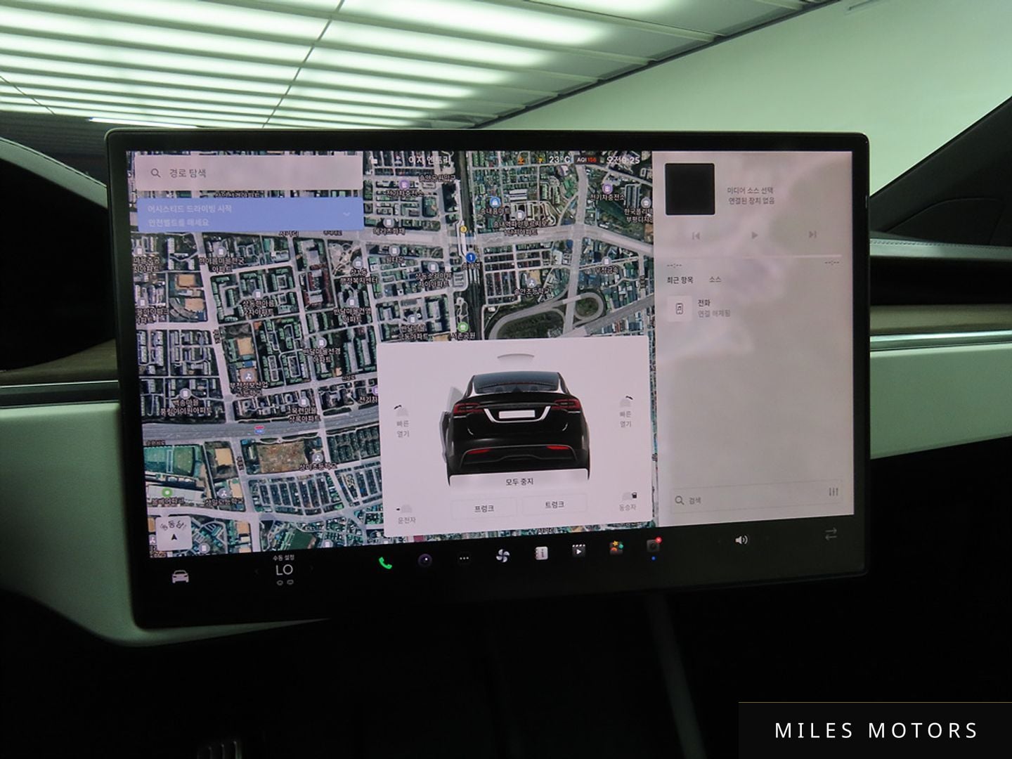 Tesla Model X 2023 — миниатюра 9