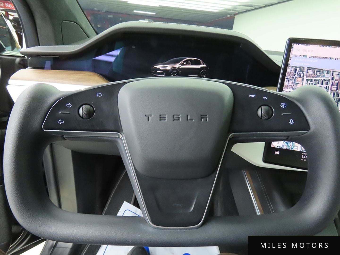 Tesla Model X 2023 — миниатюра 10