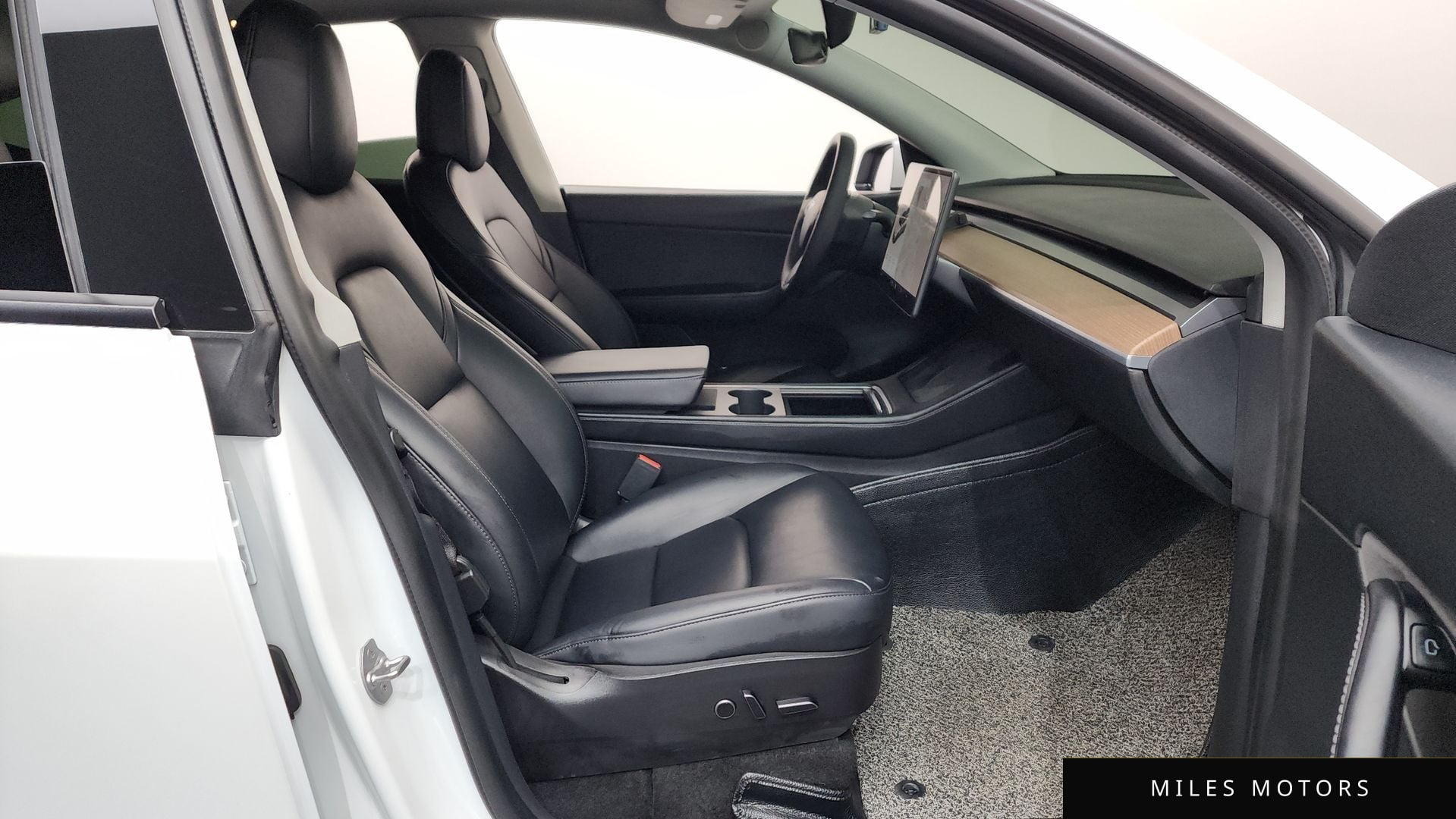Tesla Model Y 2021 — миниатюра 11