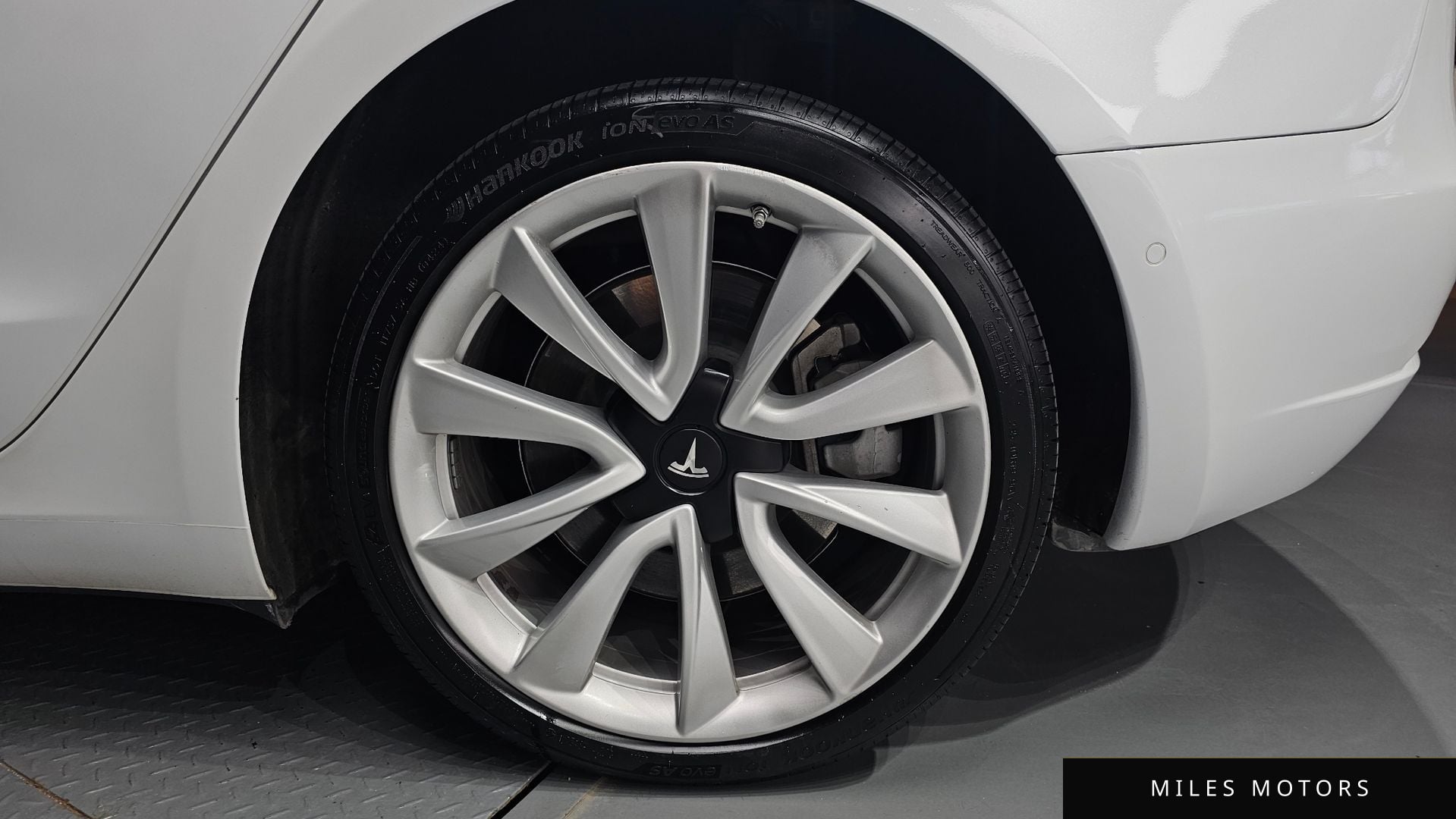 Tesla Model 3 2020 — миниатюра 6