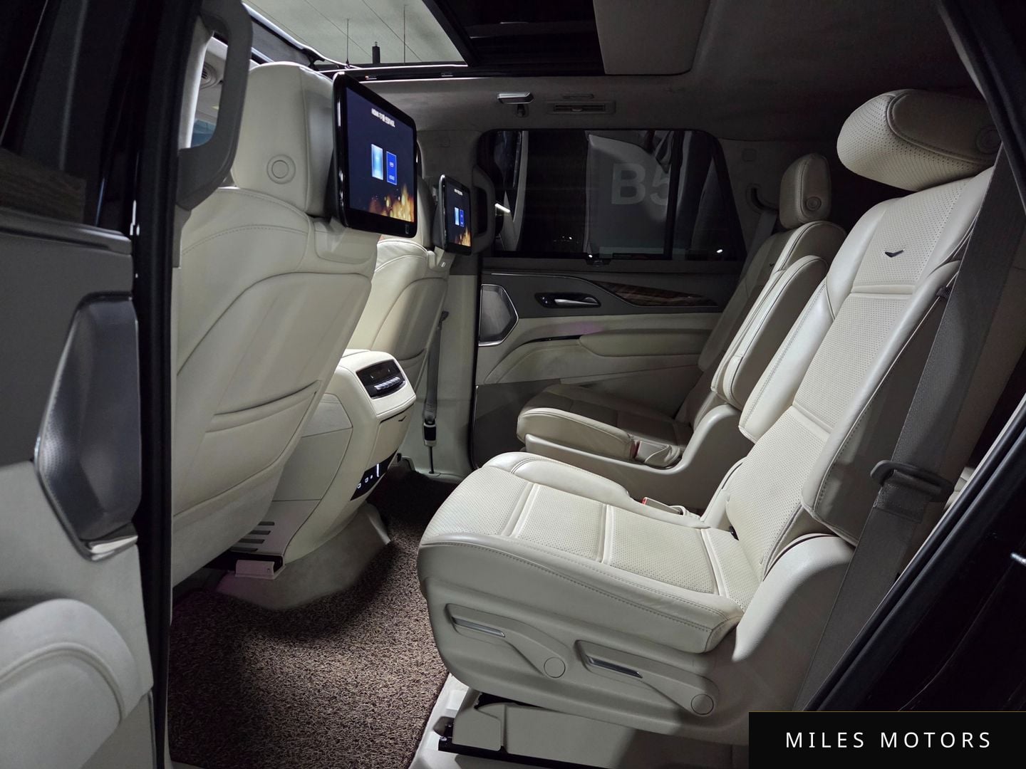 Cadillac Escalade 2023 — миниатюра 9