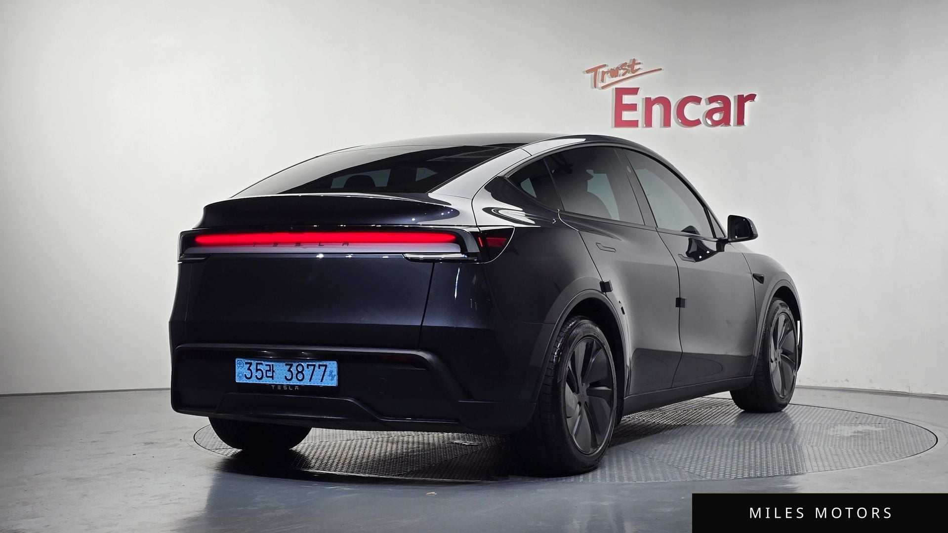 Tesla Model Y 2025 — фото 1 из 12