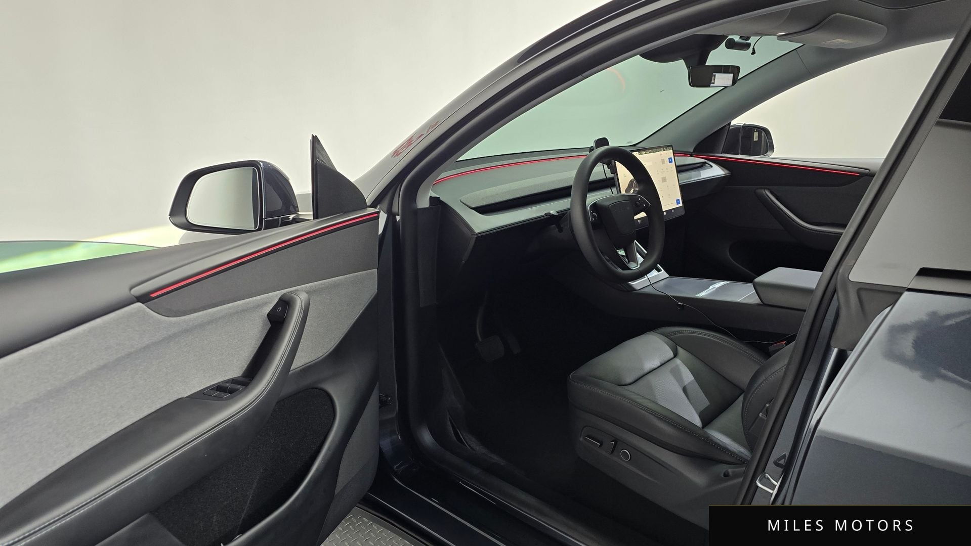 Tesla Model Y 2025 — миниатюра 12