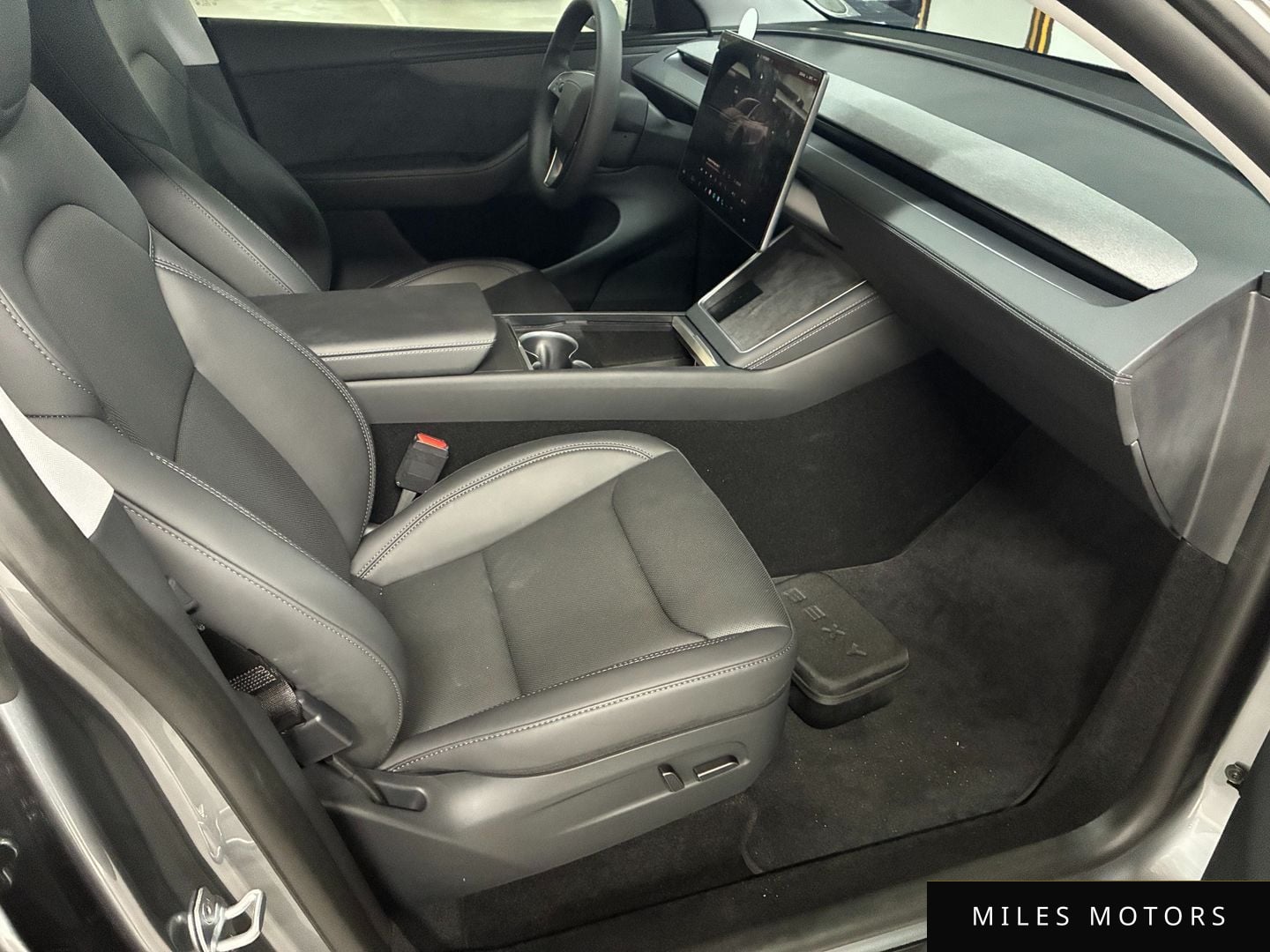 Tesla Model Y 2025 — миниатюра 10