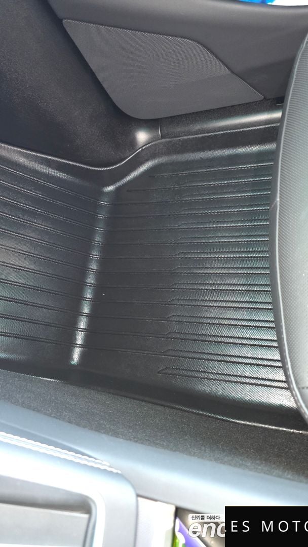 Tesla Model Y 2025 — миниатюра 10