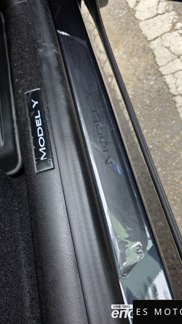 Tesla Model Y 2025 — миниатюра 12