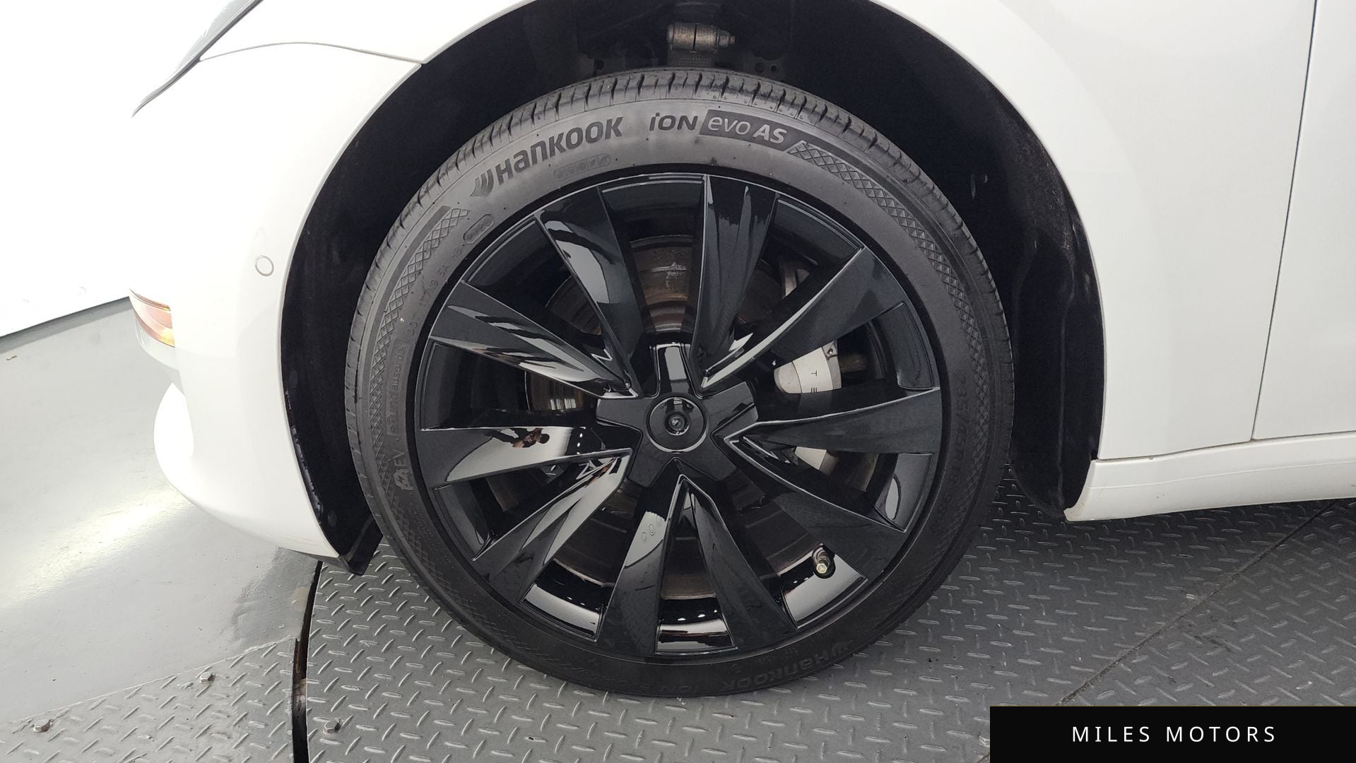 Tesla Model 3 2020 — миниатюра 5