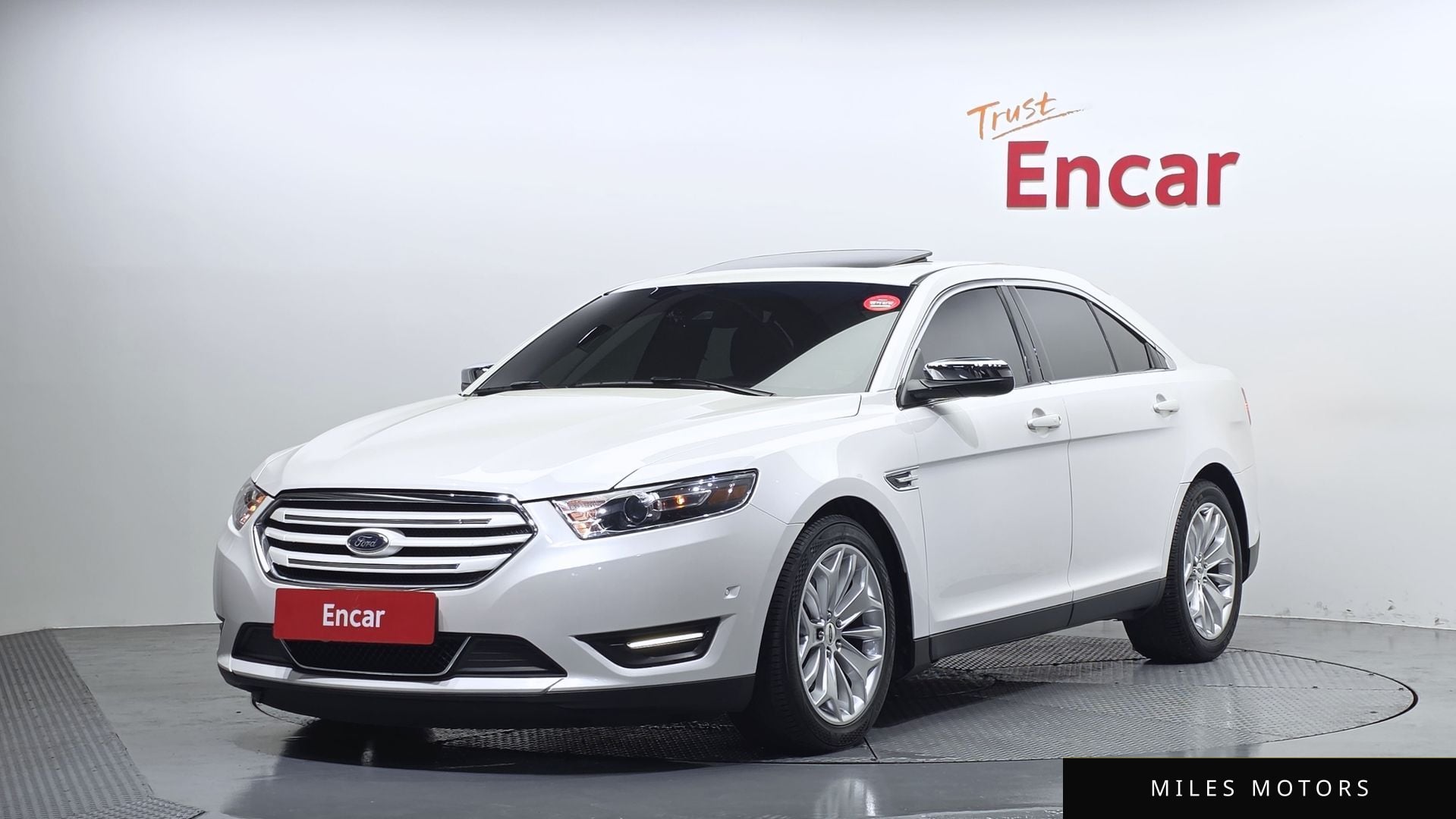 Ford Taurus 2017 — фото 1 из 12