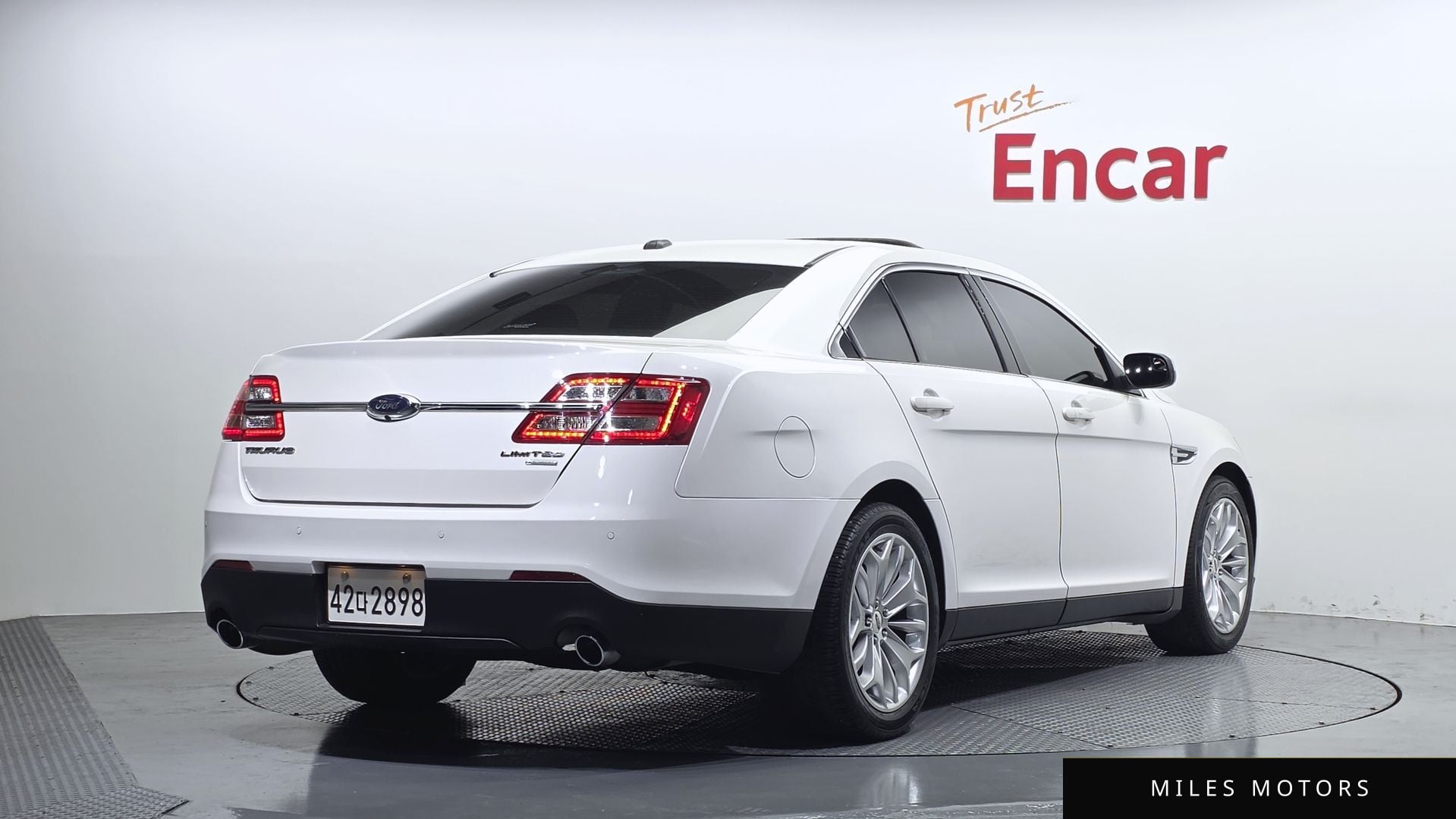 Ford Taurus 2017 — миниатюра 2