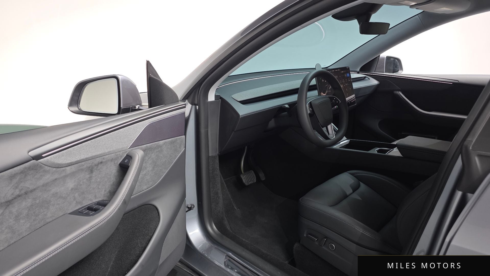 Tesla Model Y 2025 — миниатюра 12