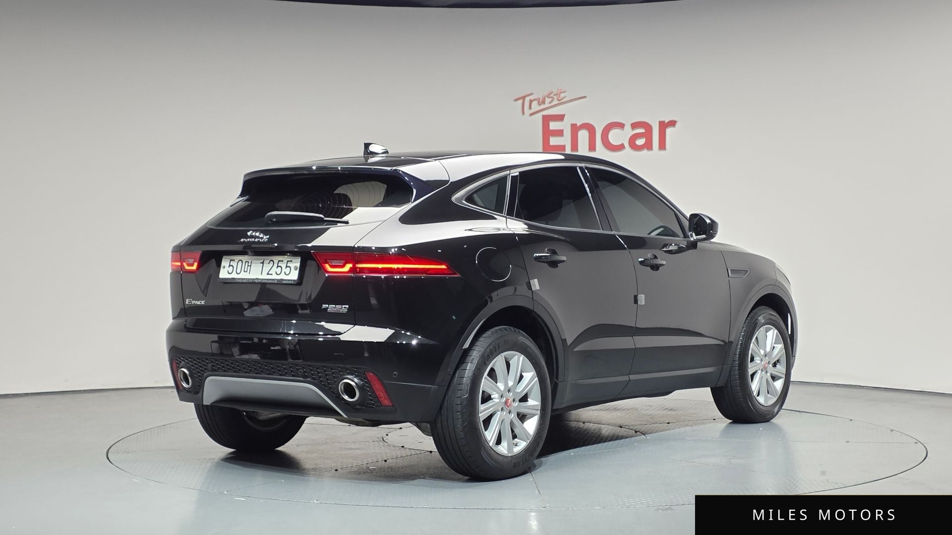 Jaguar E-PACE 2018 — фото 1 из 12