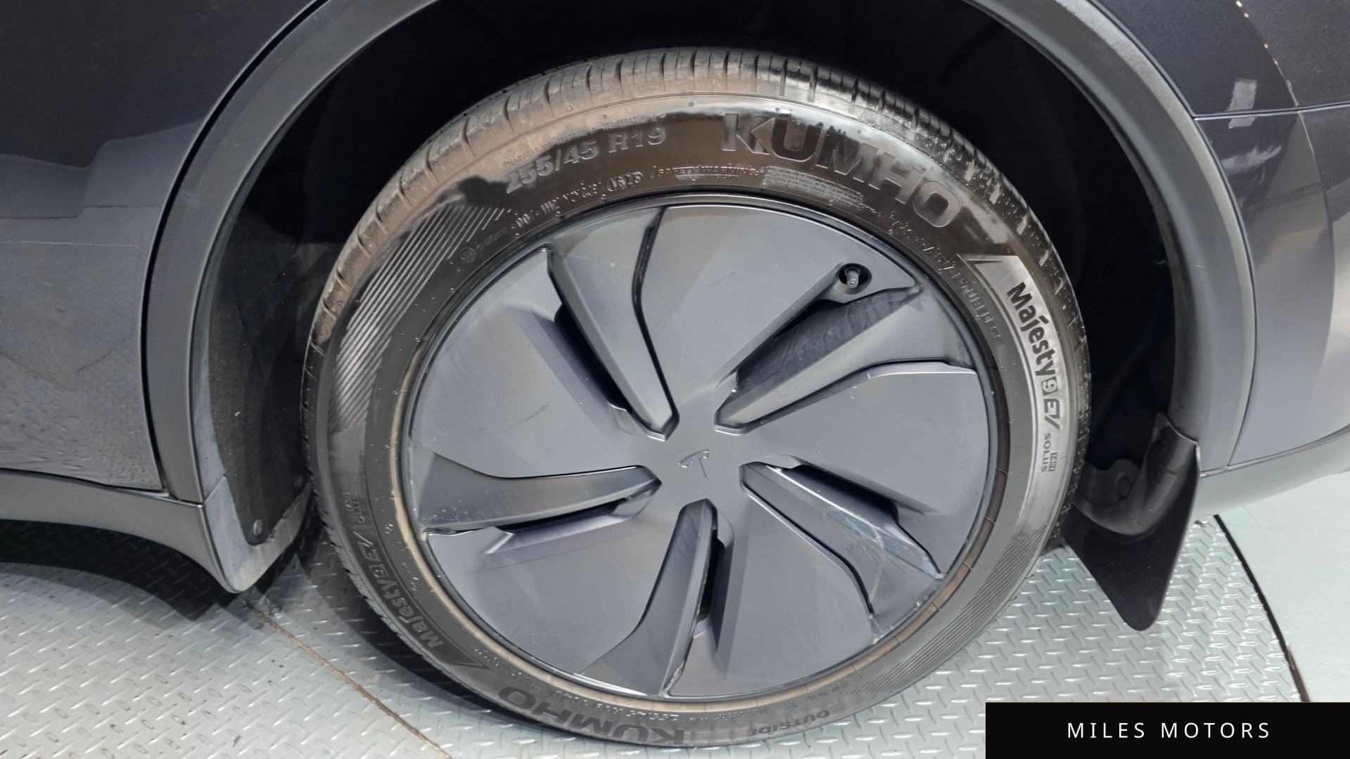 Tesla Model Y 2025 — миниатюра 7