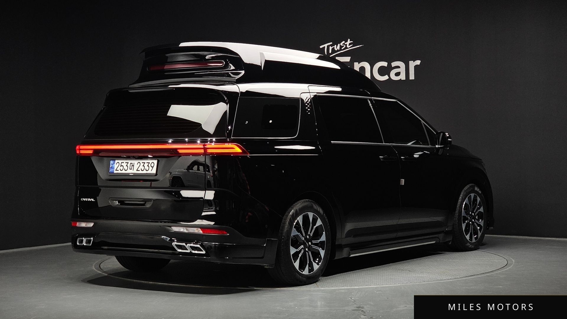 Kia Carnival 2023 — фото 1 из 12